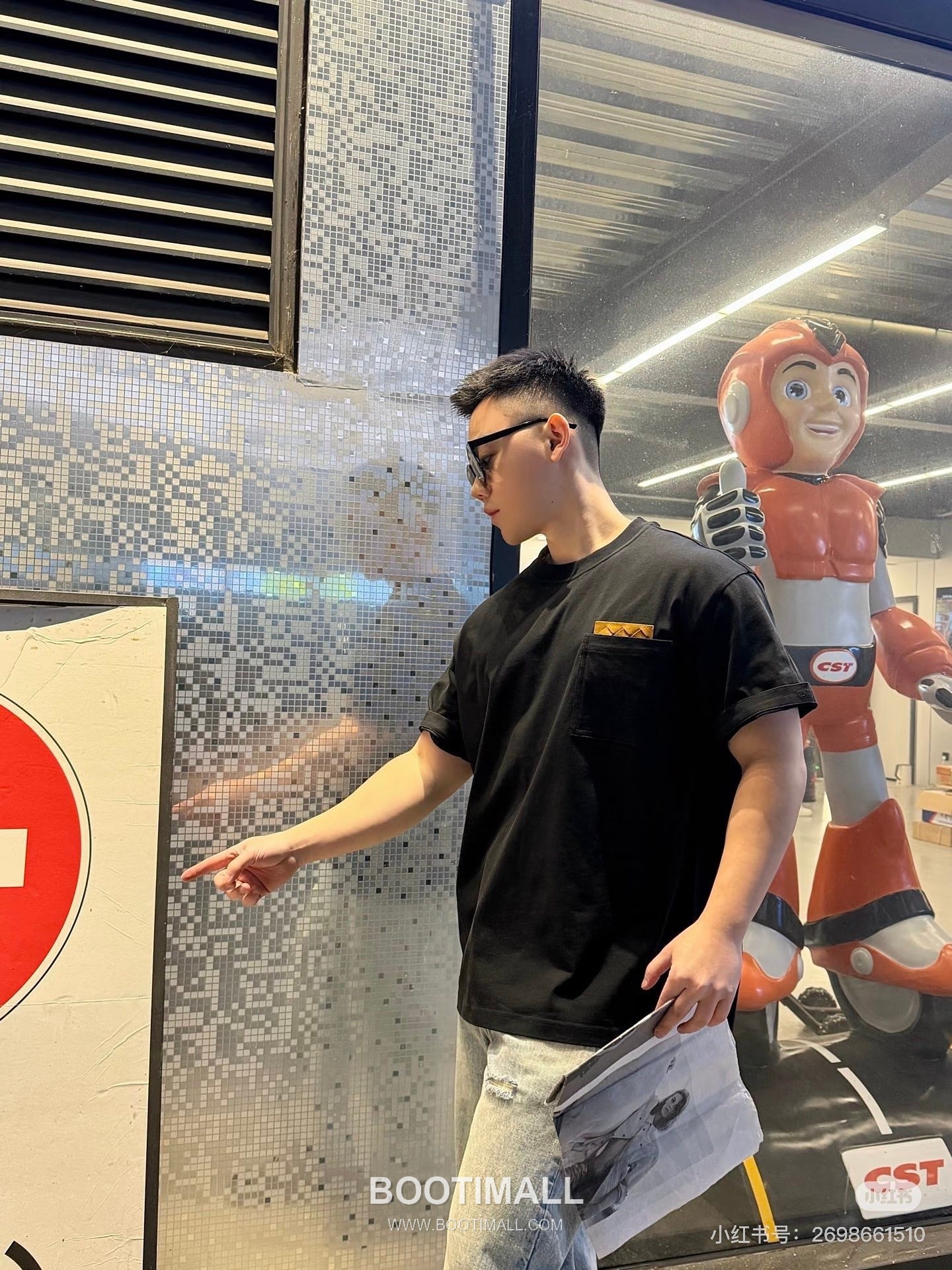 Louis Vuitton 2026 S/S Cotton Short Sleeve T-Shirt with Embossed Logo Print 루이비통 2026SS 코튼 블랙 티셔츠 입체 로고 프린트 9