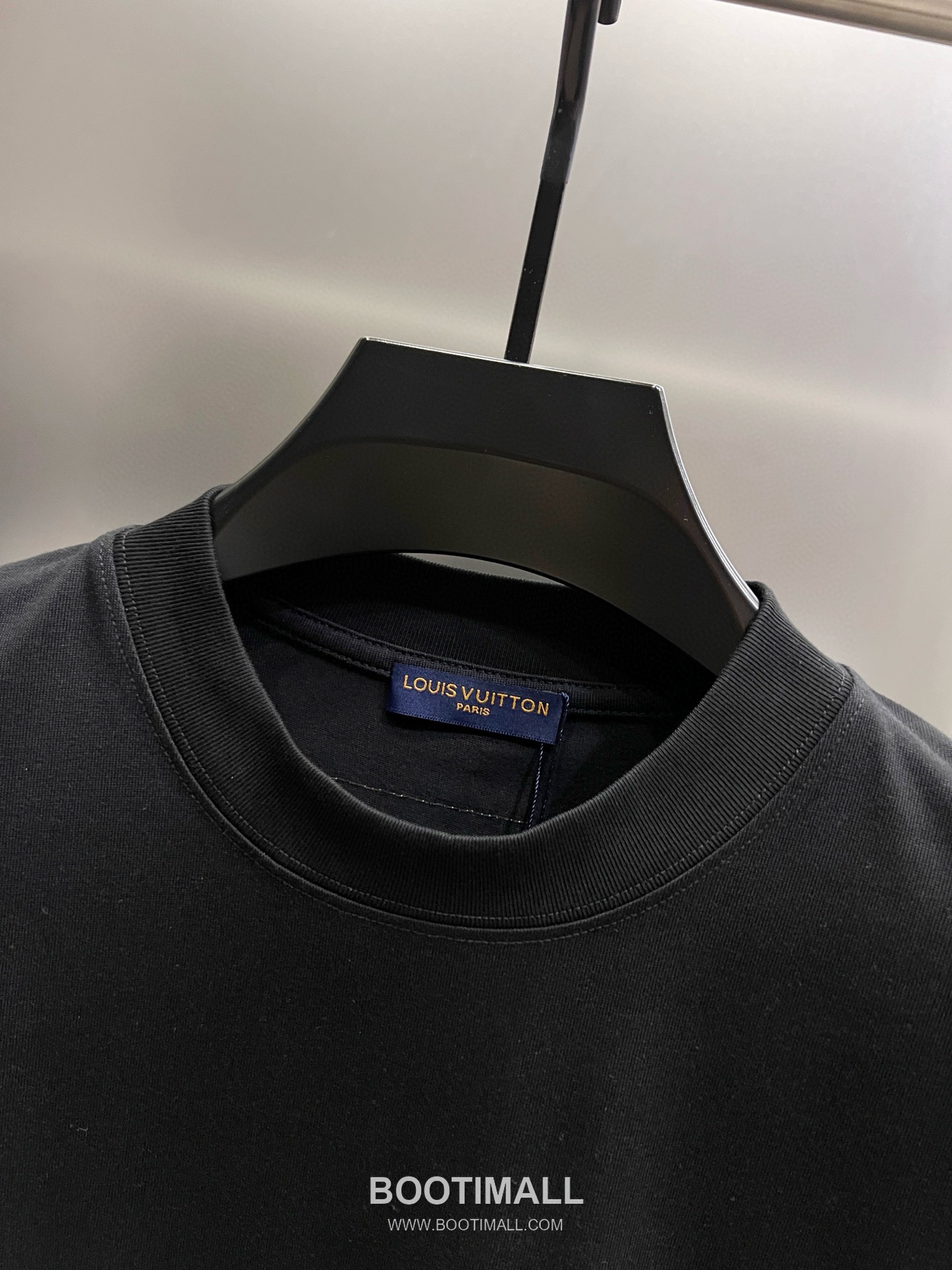 Louis Vuitton 2026 S/S Cotton Short Sleeve T-Shirt with Embossed Logo Print 루이비통 2026SS 코튼 블랙 티셔츠 입체 로고 프린트 24