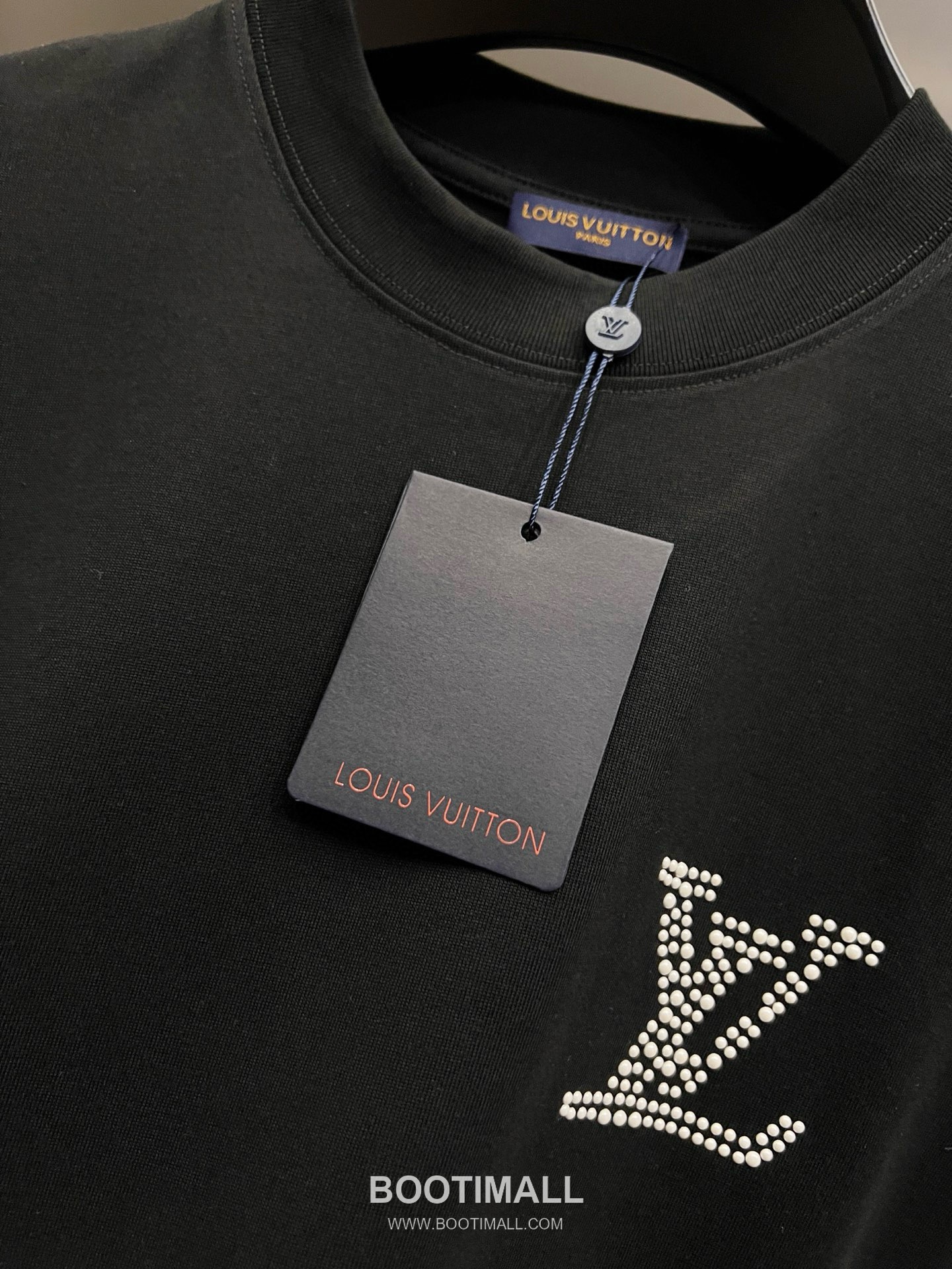 Louis Vuitton 2026 S/S Cotton Short Sleeve T-Shirt with Embossed Logo Print 루이비통 2026SS 코튼 블랙 티셔츠 입체 로고 프린트 25