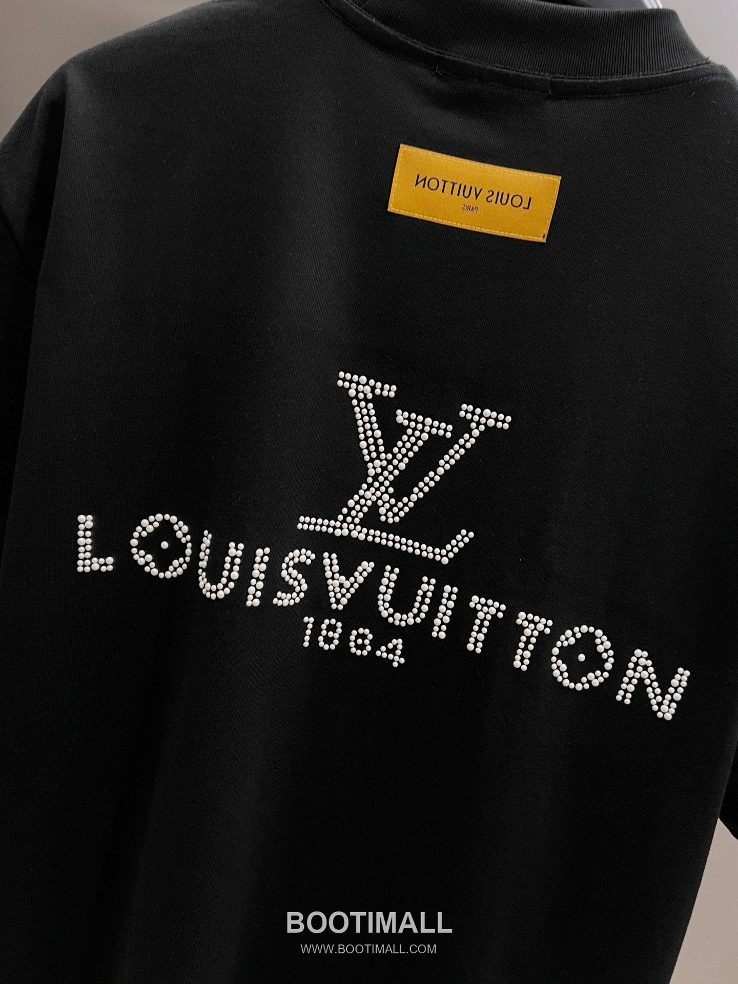 Louis Vuitton 2026 S/S Cotton Short Sleeve T-Shirt with Embossed Logo Print 루이비통 2026SS 코튼 블랙 티셔츠 입체 로고 프린트 28