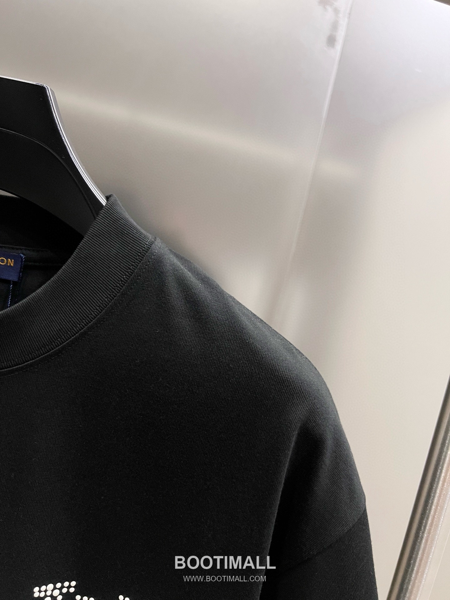 Louis Vuitton 2026 S/S Cotton Short Sleeve T-Shirt with Embossed Logo Print 루이비통 2026SS 코튼 블랙 티셔츠 입체 로고 프린트 29