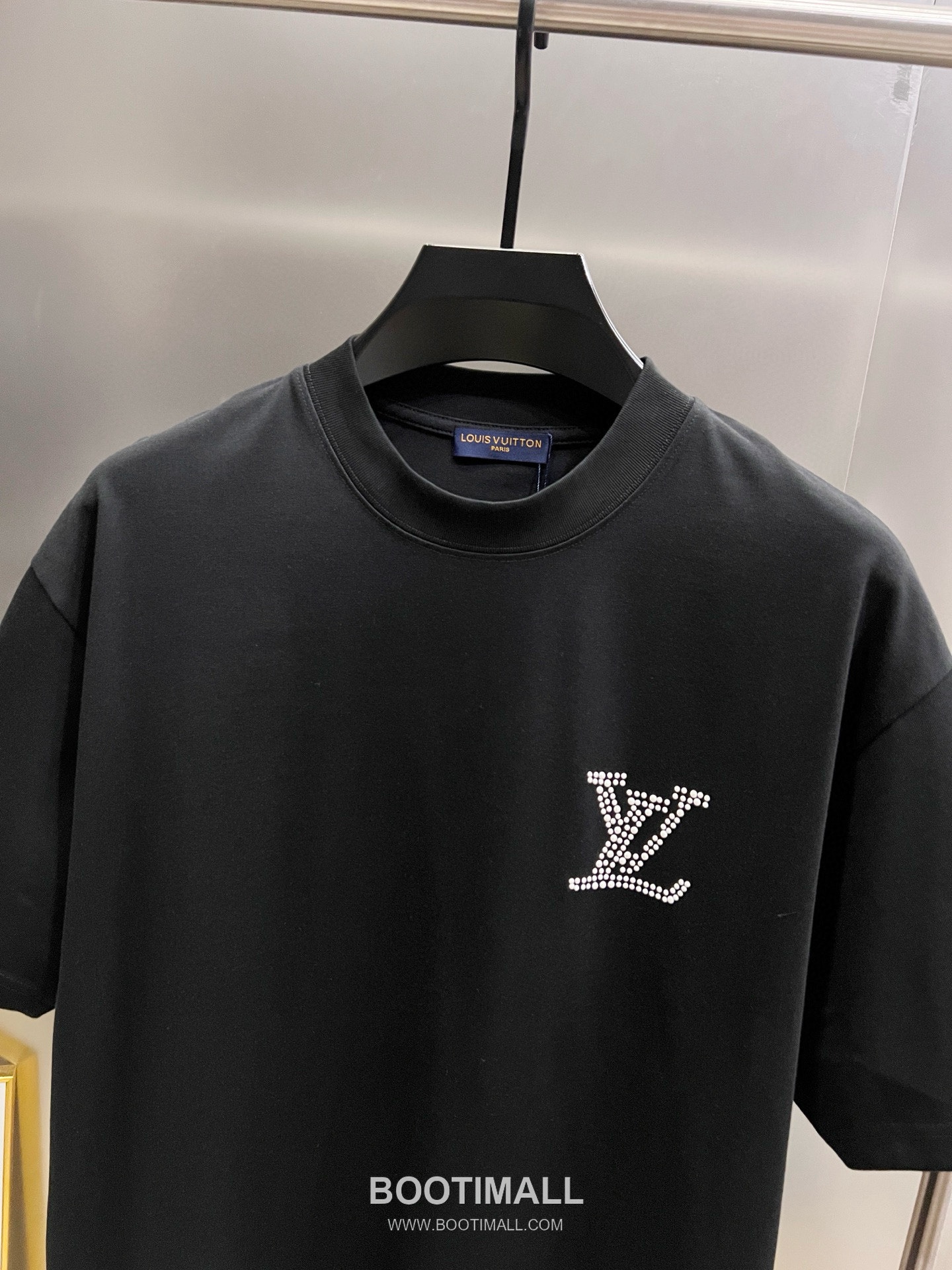 Louis Vuitton 2026 S/S Cotton Short Sleeve T-Shirt with Embossed Logo Print 루이비통 2026SS 코튼 블랙 티셔츠 입체 로고 프린트 30
