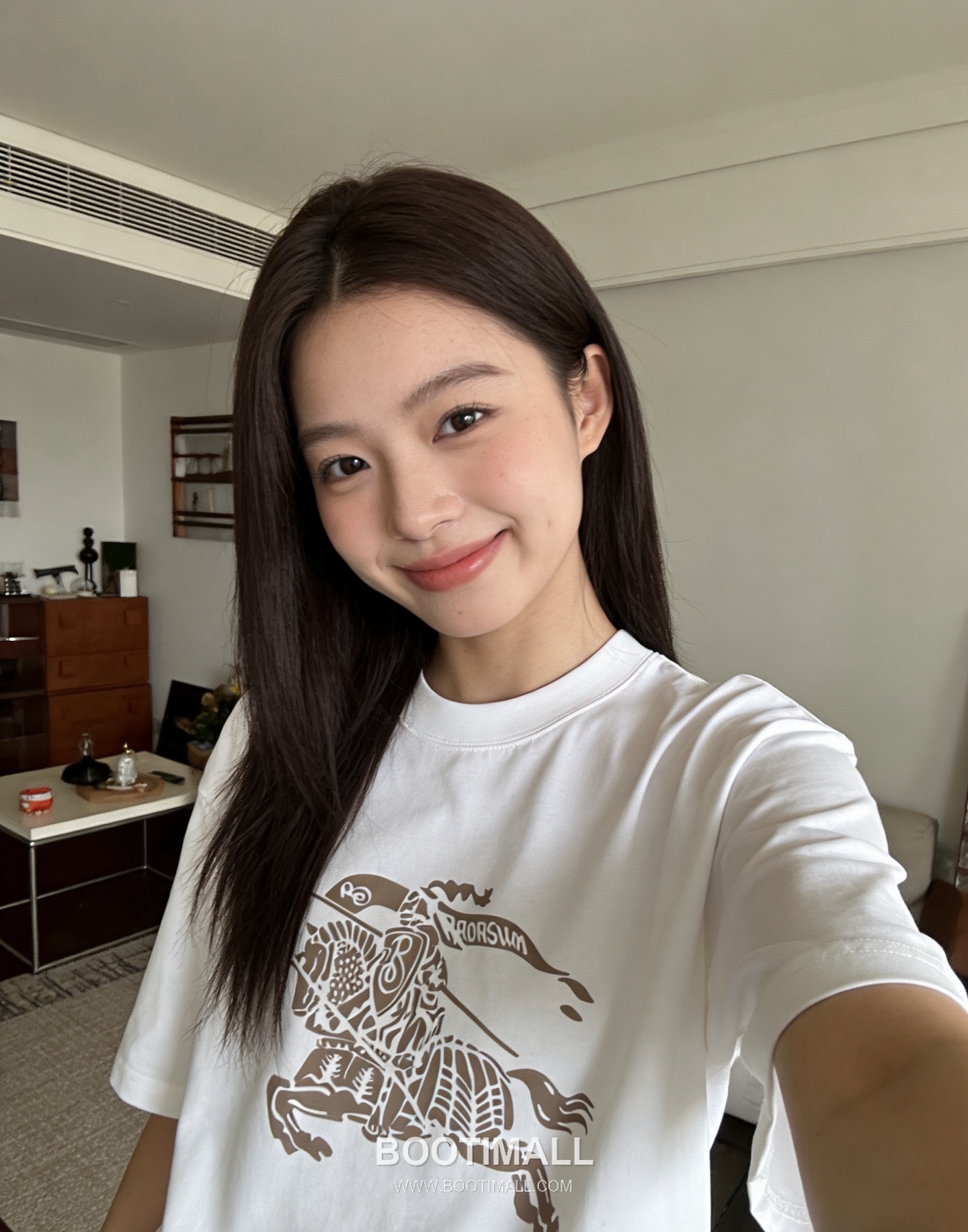 Burberry 2025 S/S Cotton Short Sleeve T-Shirt with Knight Logo Print 버버리 2025SS 코튼 블랙 티셔츠 기사 로고 프린트 1