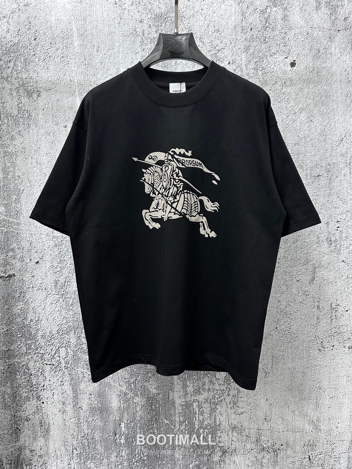 Burberry 2025 S/S Cotton Short Sleeve T-Shirt with Knight Logo Print 버버리 2025SS 코튼 블랙 티셔츠 기사 로고 프린트 1