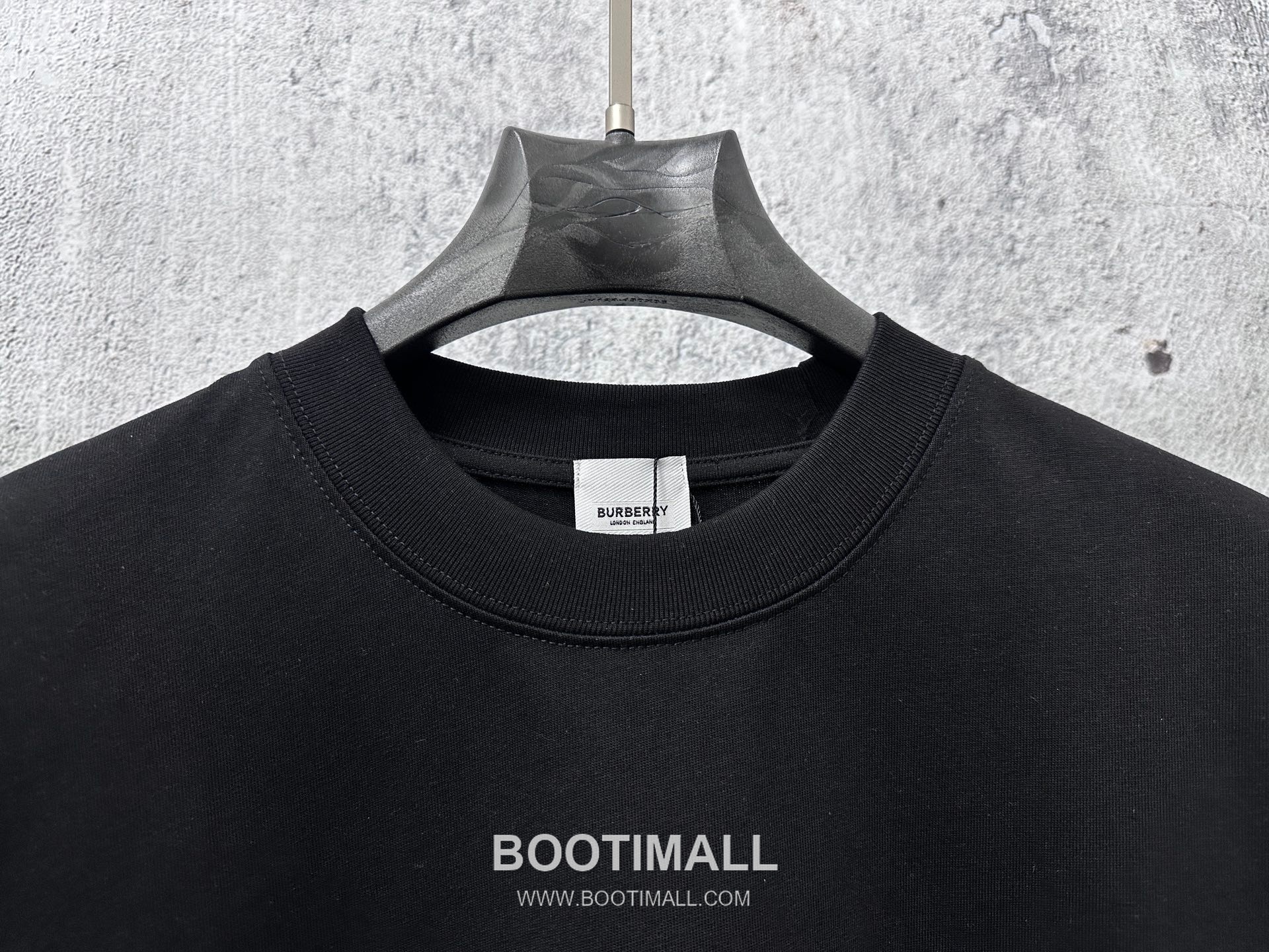 Burberry 2025 S/S Cotton Short Sleeve T-Shirt with Knight Logo Print 버버리 2025SS 코튼 블랙 티셔츠 기사 로고 프린트 3