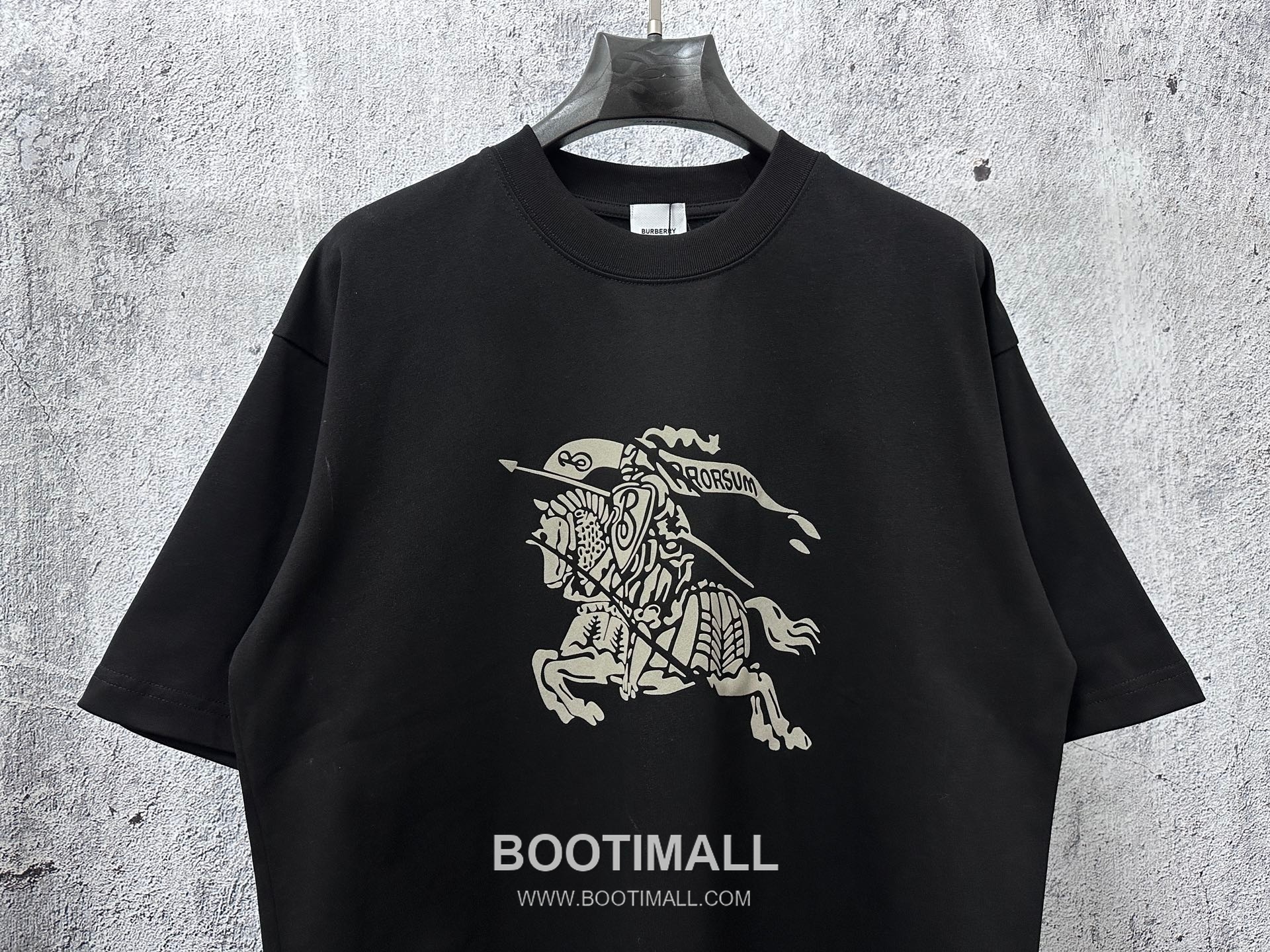 Burberry 2025 S/S Cotton Short Sleeve T-Shirt with Knight Logo Print 버버리 2025SS 코튼 블랙 티셔츠 기사 로고 프린트 4