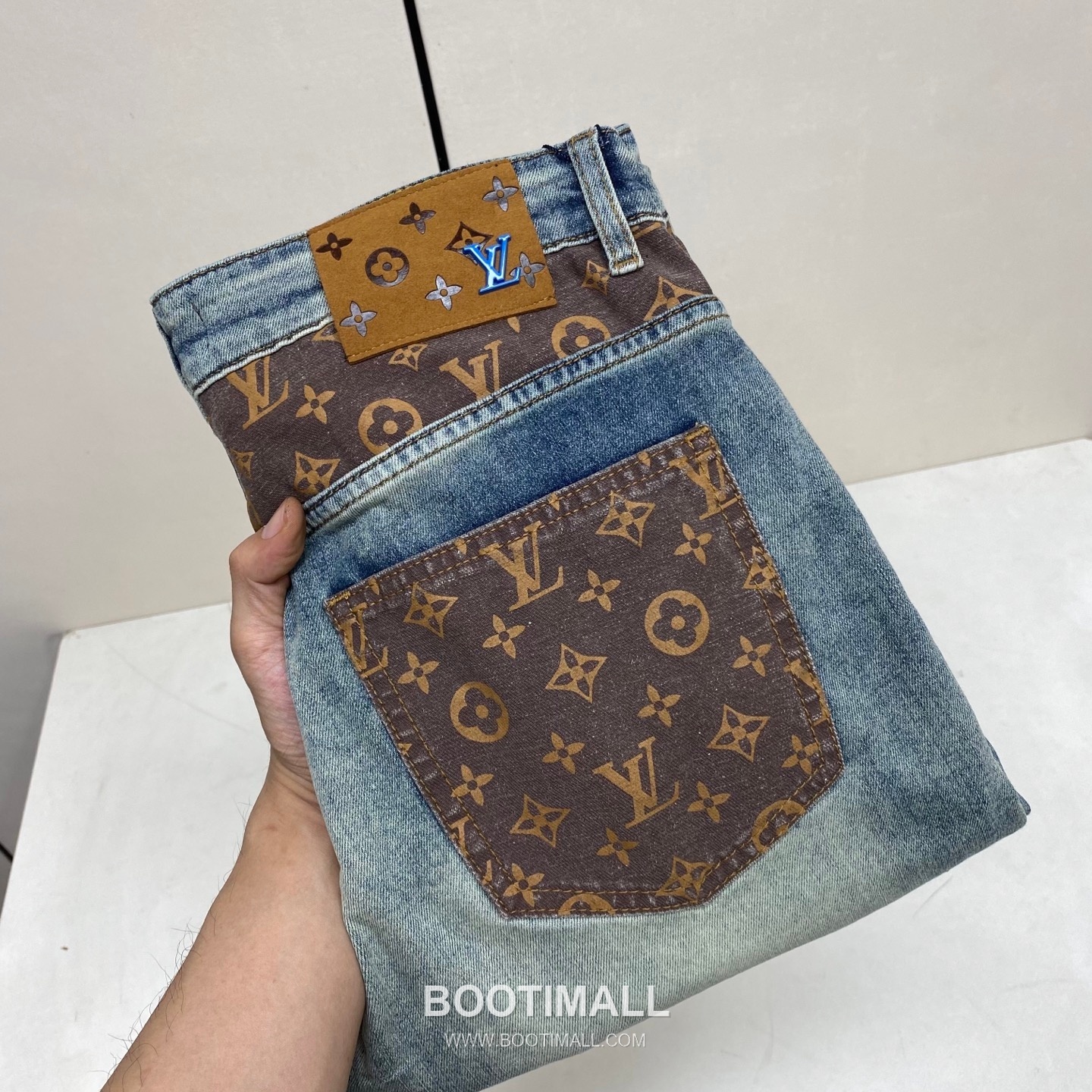 Louis Vuitton 2026 S/S Denim Straight Jeans Pants with Washed Finish 루이비통 2026SS 데님 블루 스트레이트 워싱 진 1