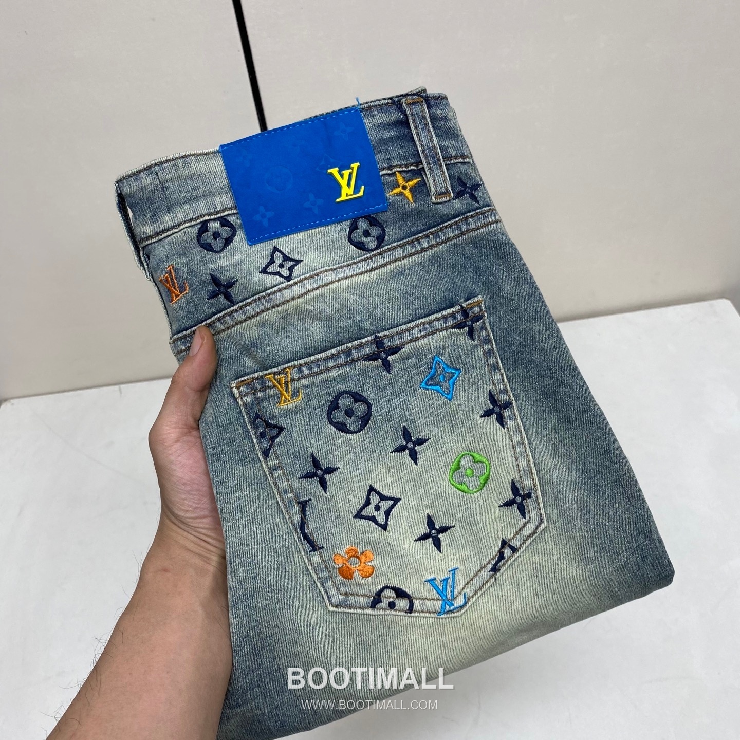 Louis Vuitton 2026 S/S Denim Straight Jeans Pants with Washed Finish 루이비통 2026SS 데님 블루 스트레이트 워싱 진 1