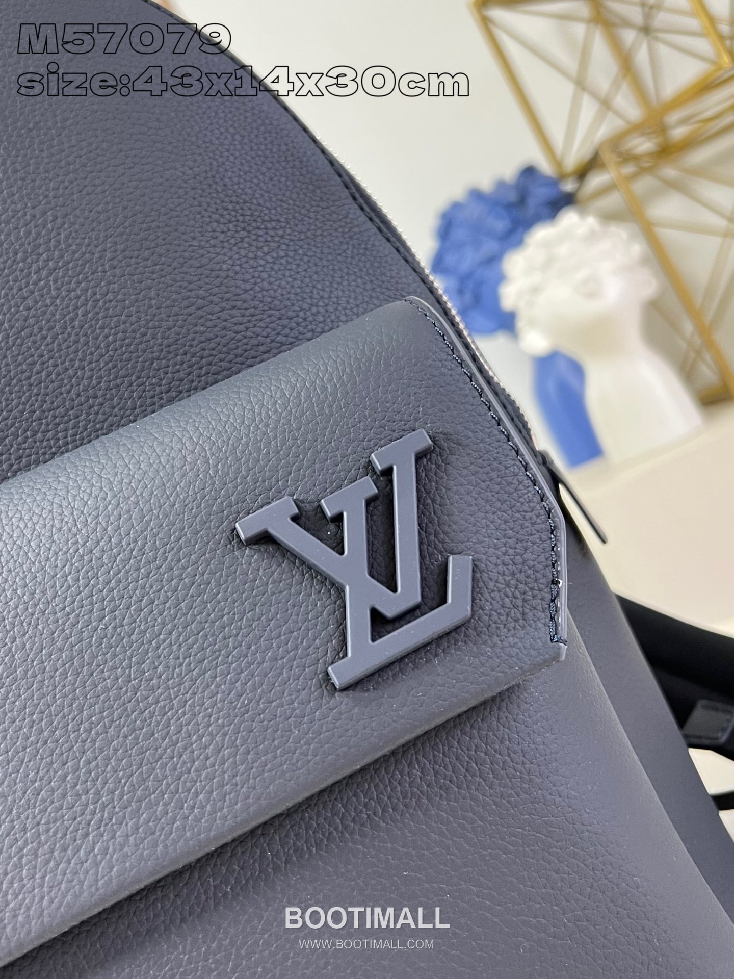 Louis Vuitton Aerogram Grained Calfskin Leather Backpack with Flap Pocket Detail 루이비통 에어로그램 카프스킨 레더 플랩 포켓 백팩 M57079 30cm 2