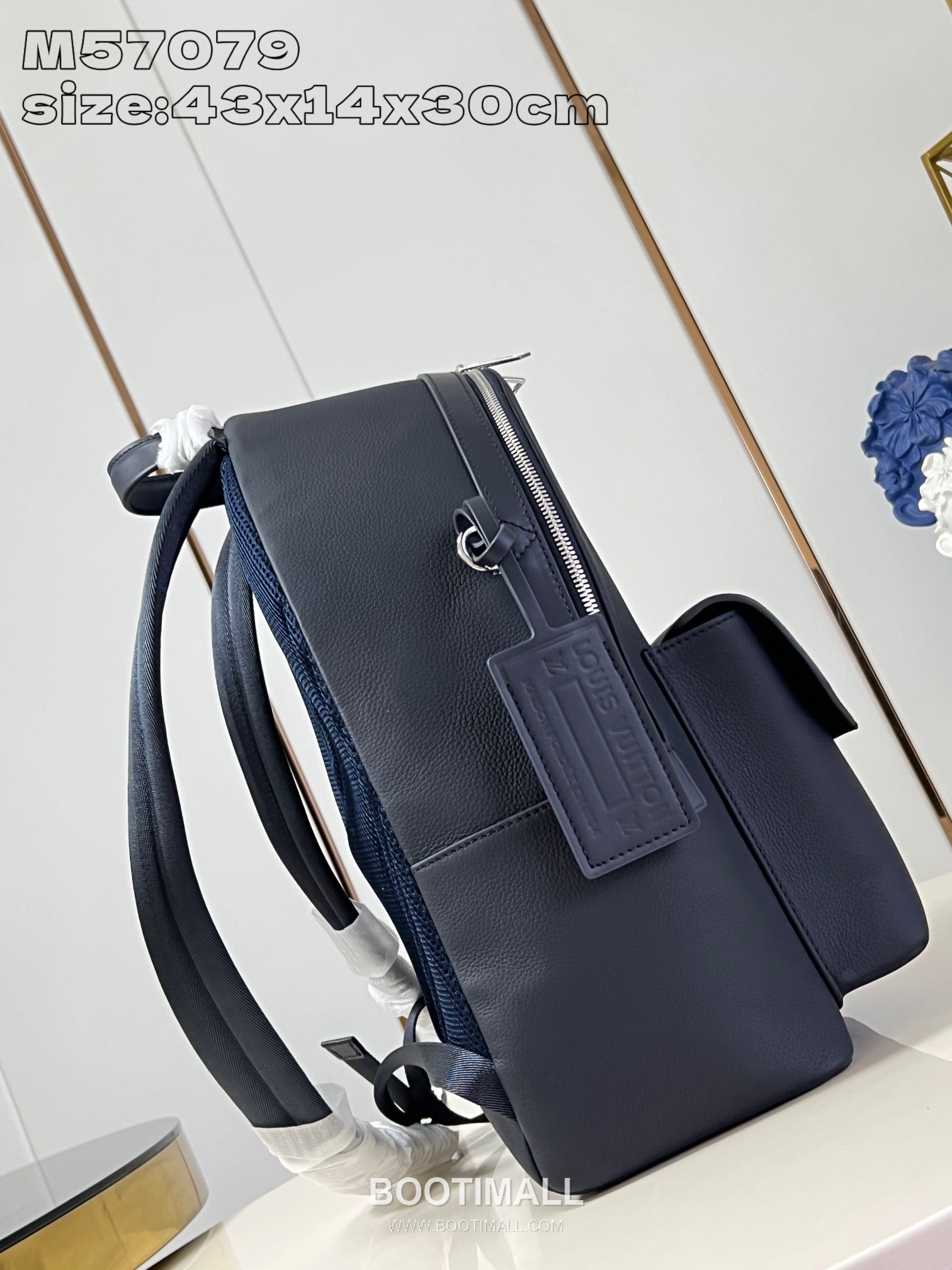 Louis Vuitton Aerogram Grained Calfskin Leather Backpack with Flap Pocket Detail 루이비통 에어로그램 카프스킨 레더 플랩 포켓 백팩 M57079 30cm 3
