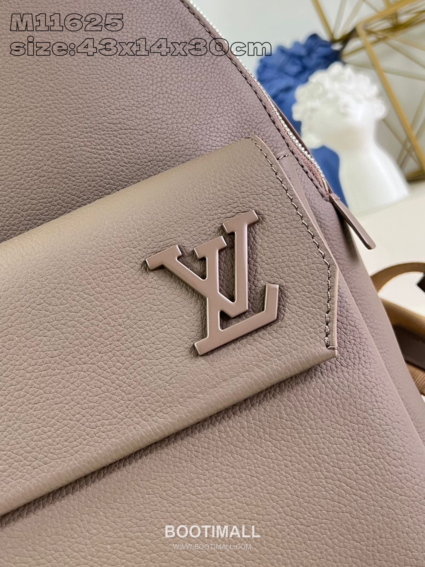 Louis Vuitton Aerogram Grained Calfskin Leather Backpack with Flap Pocket Detail 루이비통 에어로그램 카프스킨 레더 플랩 포켓 백팩 M11625 30cm 2