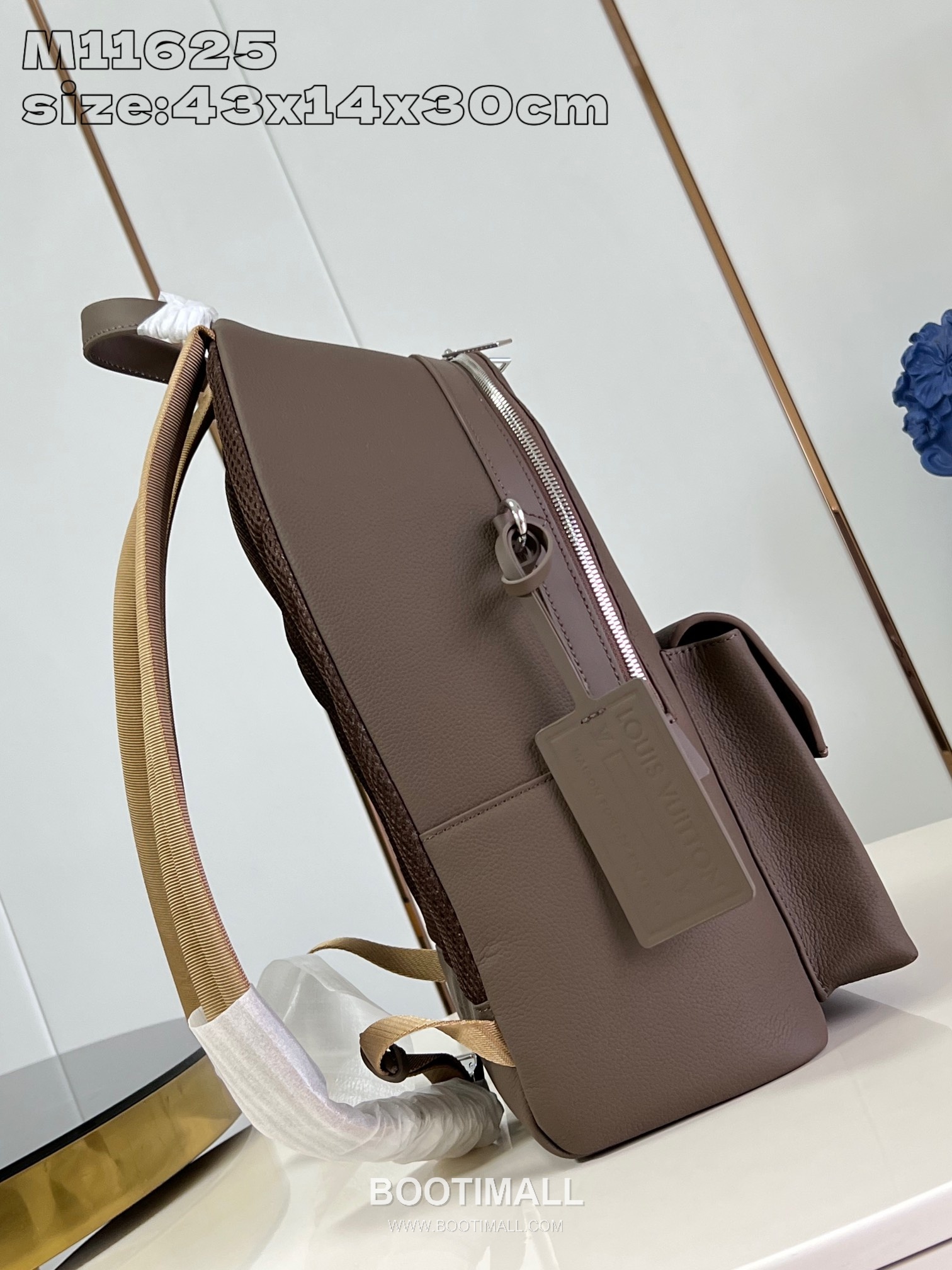 Louis Vuitton Aerogram Grained Calfskin Leather Backpack with Flap Pocket Detail 루이비통 에어로그램 카프스킨 레더 플랩 포켓 백팩 M11625 30cm 3