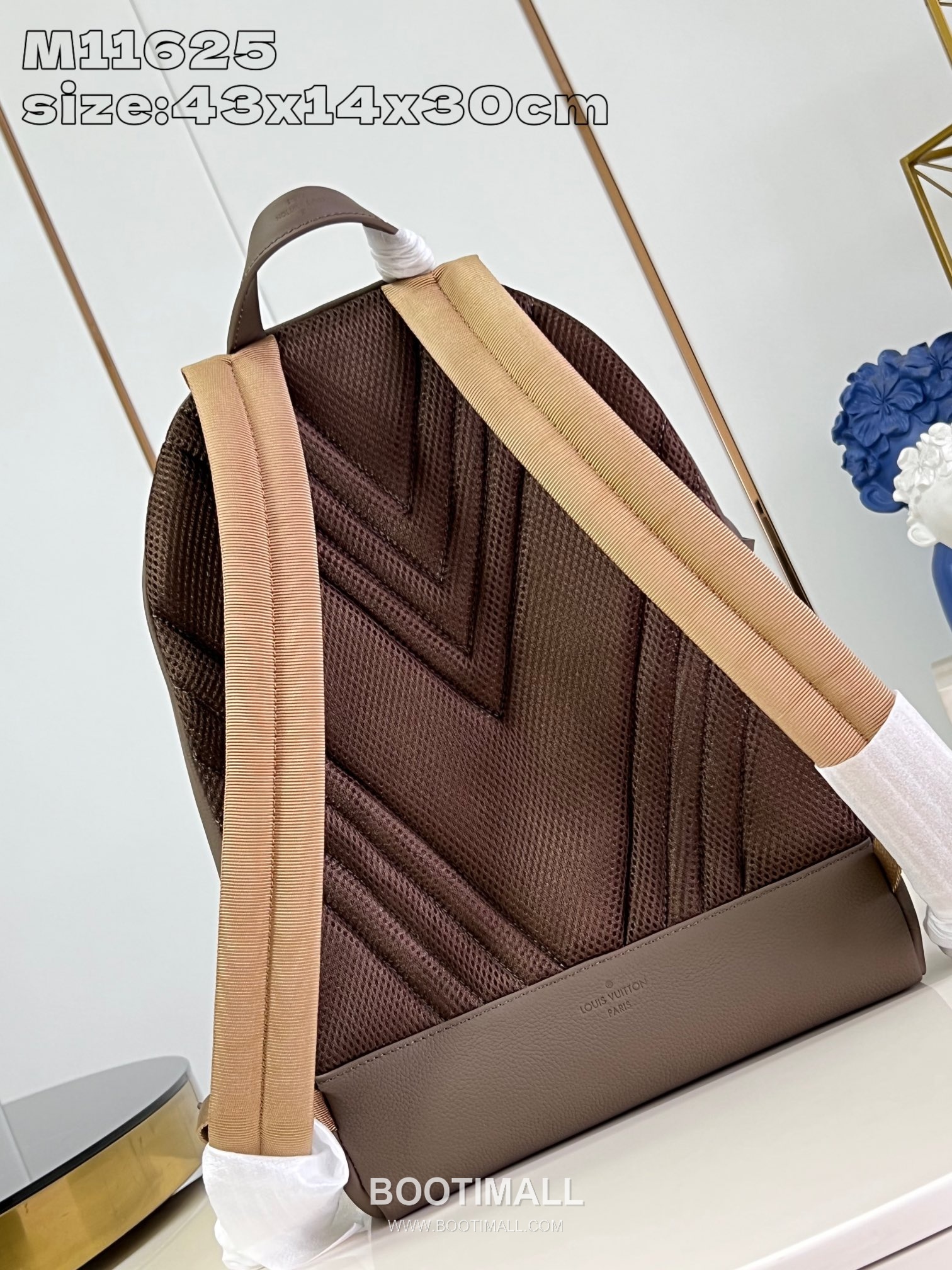 Louis Vuitton Aerogram Grained Calfskin Leather Backpack with Flap Pocket Detail 루이비통 에어로그램 카프스킨 레더 플랩 포켓 백팩 M11625 30cm 4