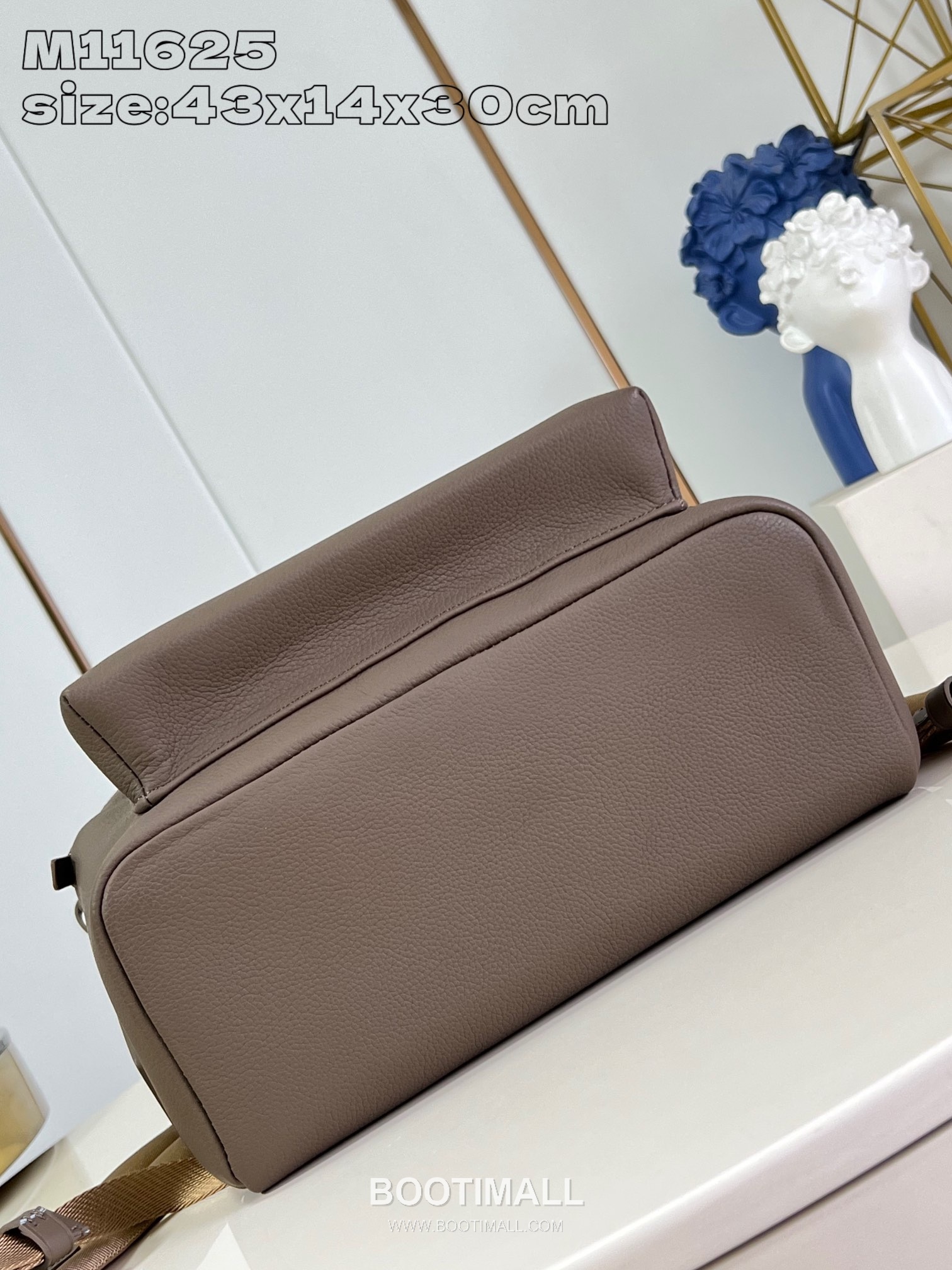 Louis Vuitton Aerogram Grained Calfskin Leather Backpack with Flap Pocket Detail 루이비통 에어로그램 카프스킨 레더 플랩 포켓 백팩 M11625 30cm 6