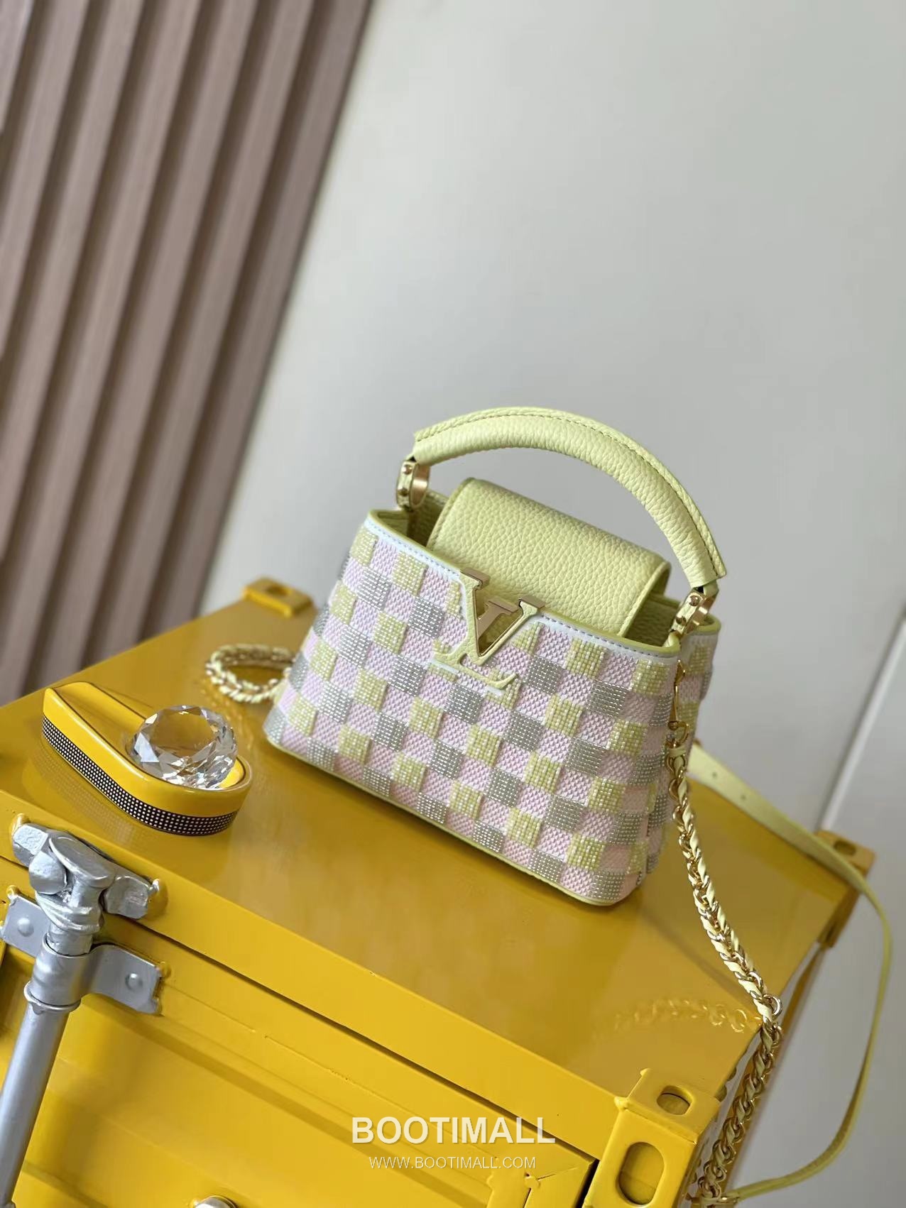 Louis Vuitton Capucines East West Mini Taurillon Leather Handbag with Flap LV Lock Detail 루이비통 카퓌신 이스트웨스트 미니 토릴론 레더 플랩 LV락 핸드백 M24809 21cm 1