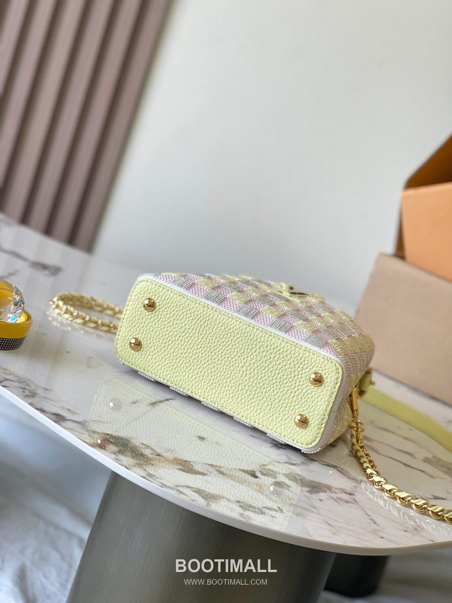 Louis Vuitton Capucines East West Mini Taurillon Leather Handbag with Flap LV Lock Detail 루이비통 카퓌신 이스트웨스트 미니 토릴론 레더 플랩 LV락 핸드백 M24809 21cm 5