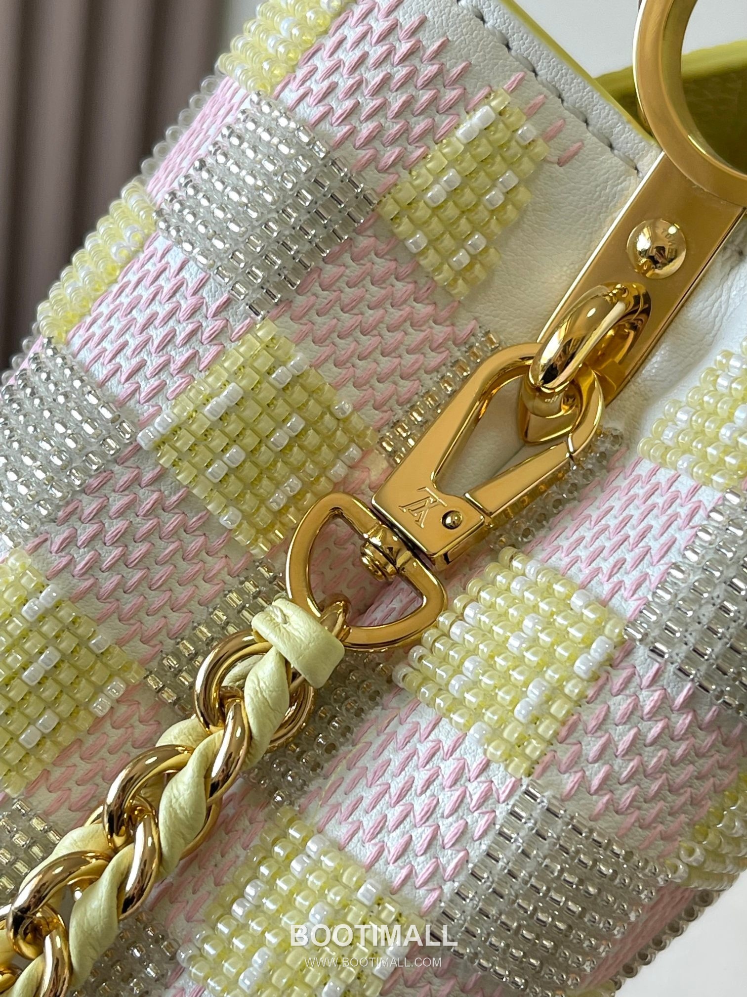 Louis Vuitton Capucines East West Mini Taurillon Leather Handbag with Flap LV Lock Detail 루이비통 카퓌신 이스트웨스트 미니 토릴론 레더 플랩 LV락 핸드백 M24809 21cm 6