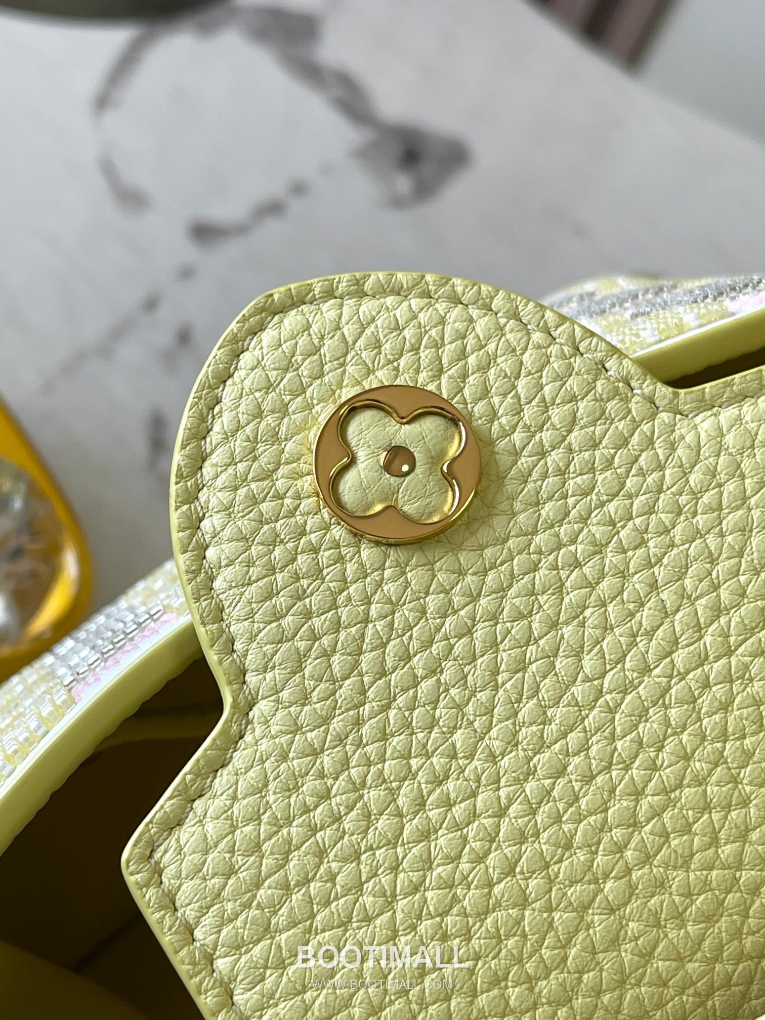 Louis Vuitton Capucines East West Mini Taurillon Leather Handbag with Flap LV Lock Detail 루이비통 카퓌신 이스트웨스트 미니 토릴론 레더 플랩 LV락 핸드백 M24809 21cm 7