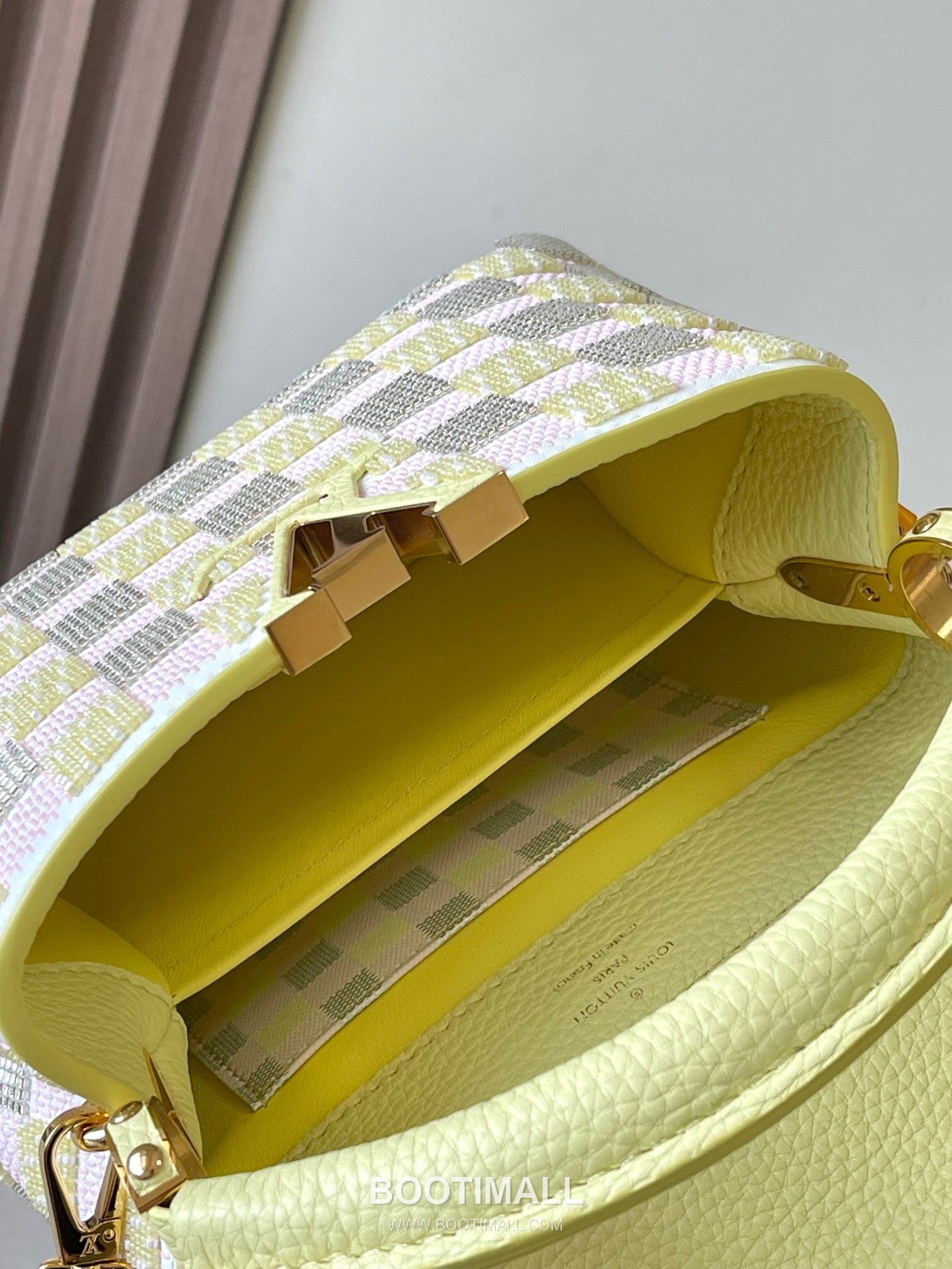 Louis Vuitton Capucines East West Mini Taurillon Leather Handbag with Flap LV Lock Detail 루이비통 카퓌신 이스트웨스트 미니 토릴론 레더 플랩 LV락 핸드백 M24809 21cm 9