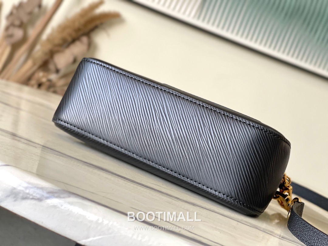 Louis Vuitton Marellini Epi Leather Crossbody Bag with Chain Coin Pouch Detail 루이비통 마렐리니 에피 레더 체인 코인파우치 크로스백 M13099 19cm 4