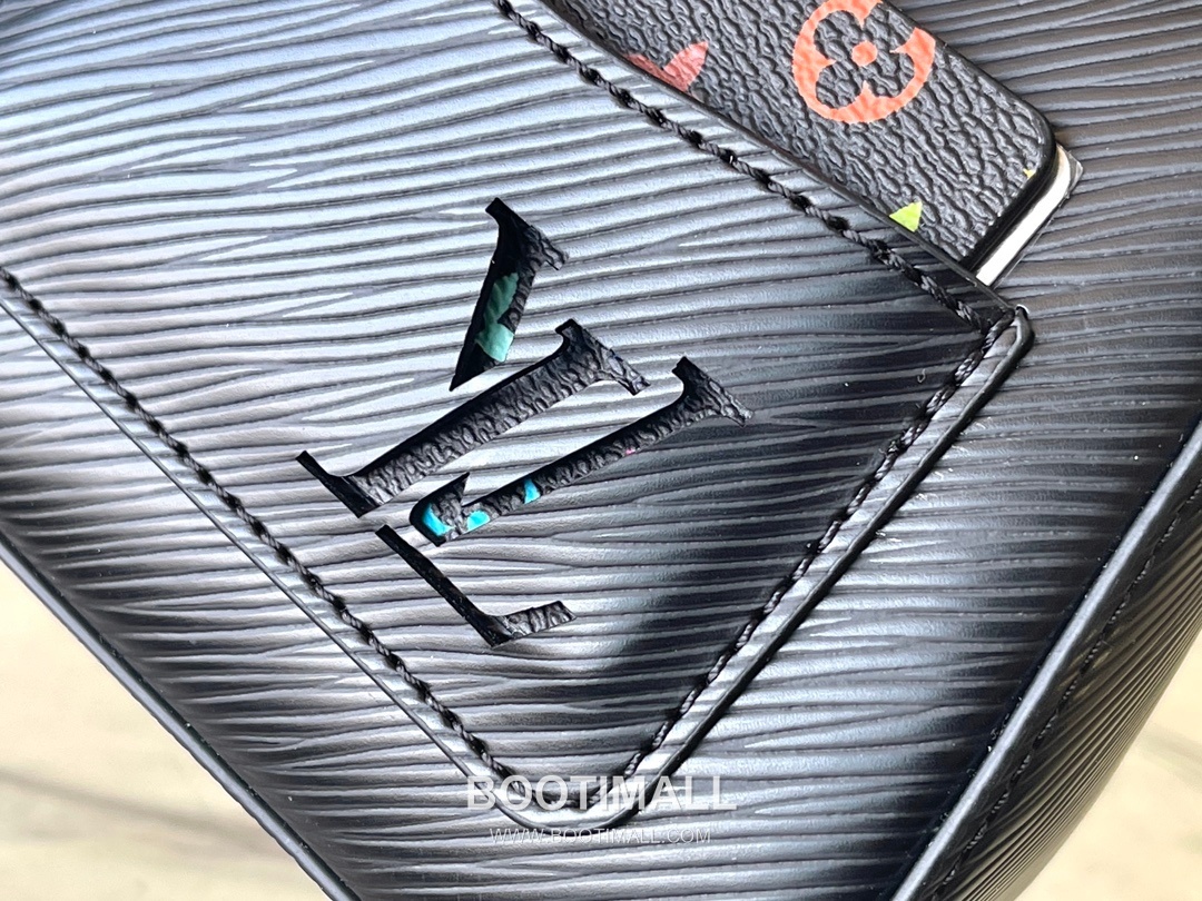 Louis Vuitton Marellini Epi Leather Crossbody Bag with Chain Coin Pouch Detail 루이비통 마렐리니 에피 레더 체인 코인파우치 크로스백 M13099 19cm 5