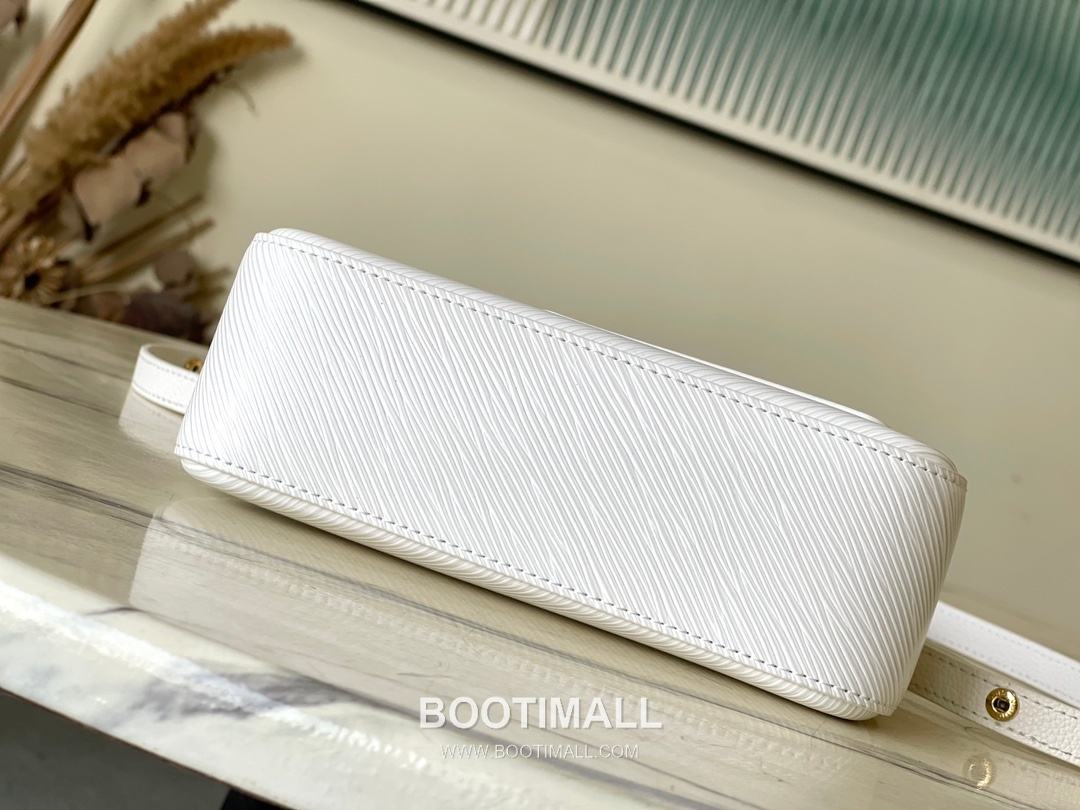 Louis Vuitton Marellini Epi Leather Crossbody Bag with Chain Coin Pouch Detail 루이비통 마렐리니 에피 레더 체인 코인파우치 크로스백 M13099 19cm 4