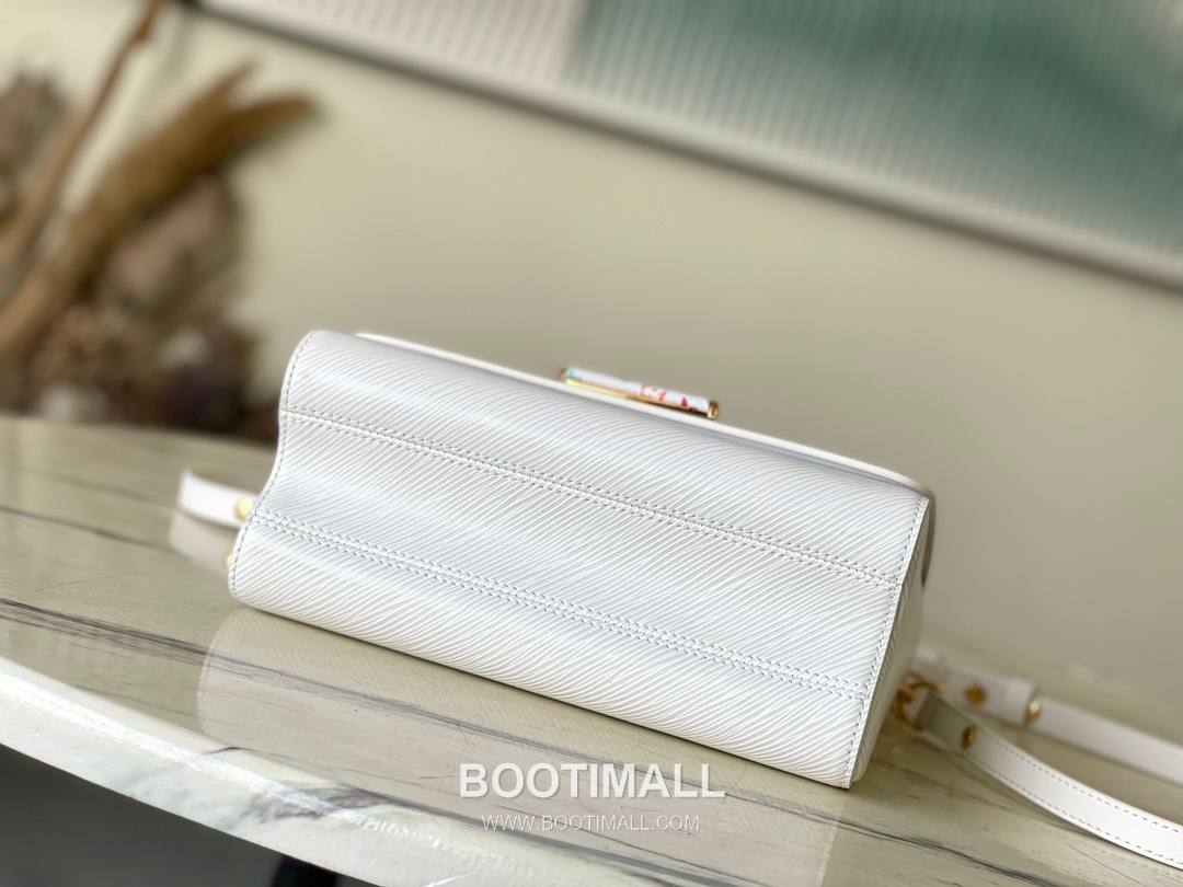 Louis Vuitton Twist Slim Medium Epi Leather Shoulder Bag with LV Twist Lock Detail 루이비통 트위스트 슬림 미디엄 에피 레더 트위스트락 숄더백 M13678 23cm 4