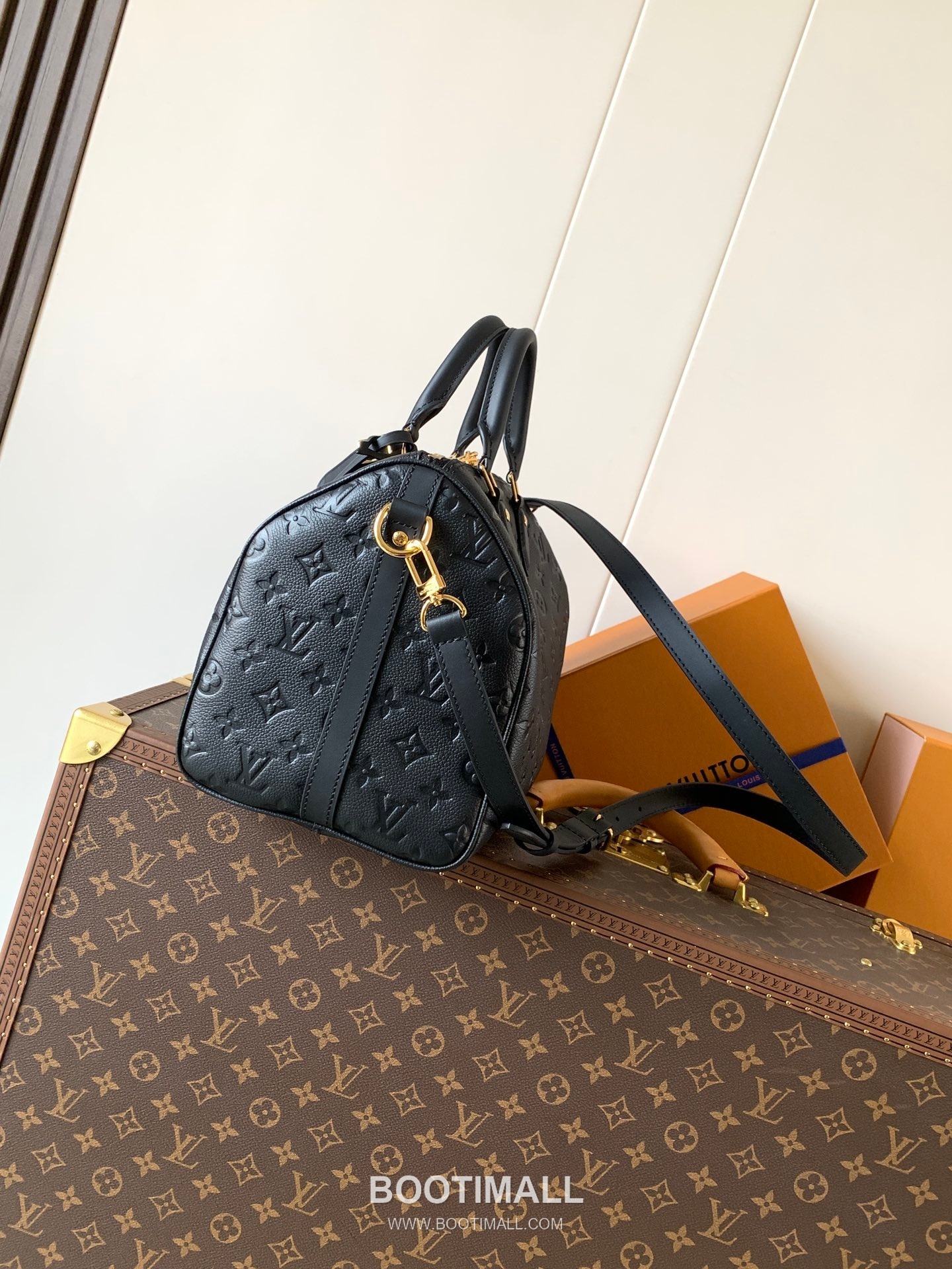Louis Vuitton Speedy Soft 30 Monogram Empreinte Leather Top Handle Shoulder Bag with Lock Detail 루이비통 스피디 소프트 30 모노그램 앙프렝뜨 레더 락장식 숄더 토트백 M11323 30cm 2