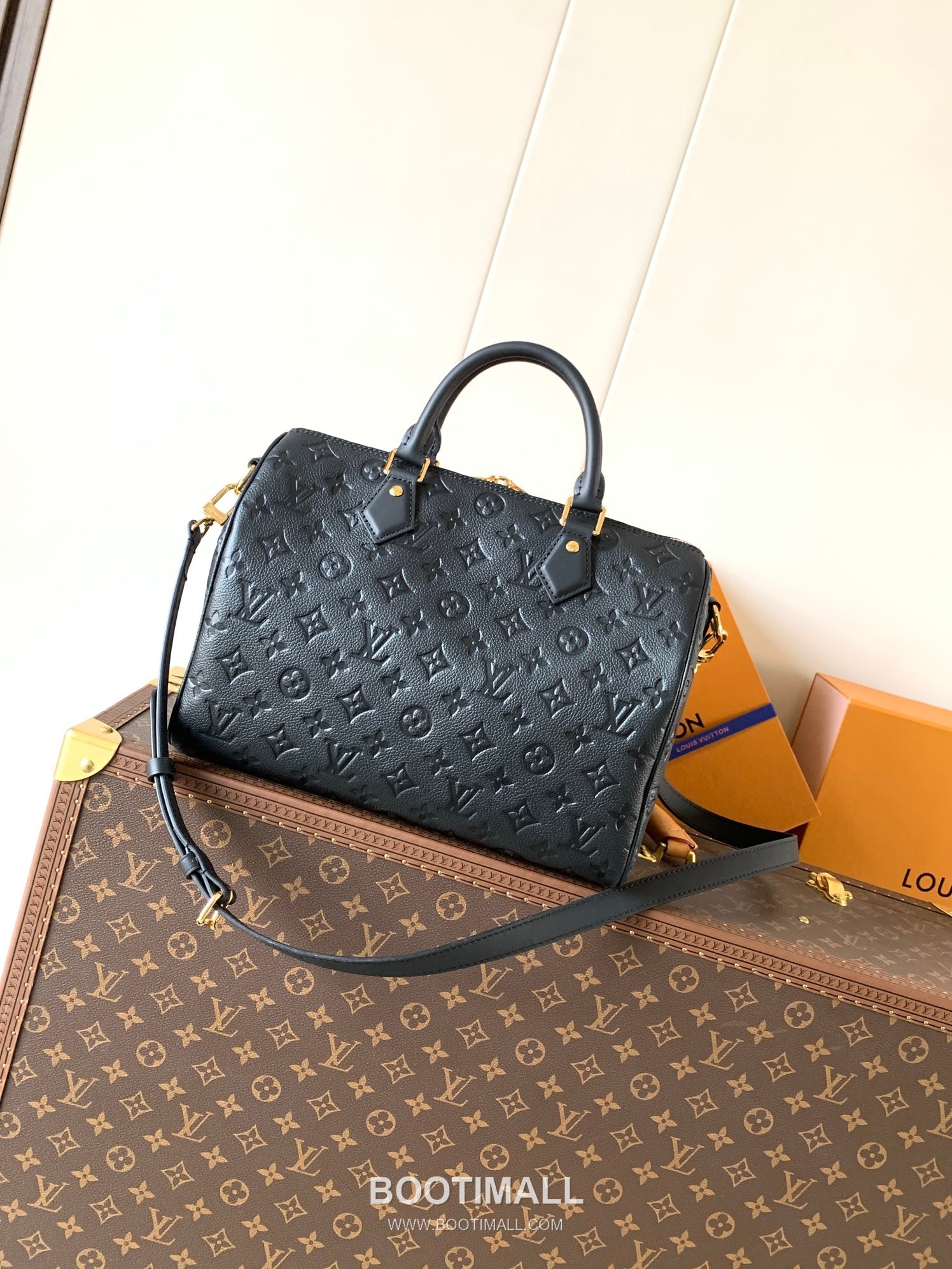 Louis Vuitton Speedy Soft 30 Monogram Empreinte Leather Top Handle Shoulder Bag with Lock Detail 루이비통 스피디 소프트 30 모노그램 앙프렝뜨 레더 락장식 숄더 토트백 M11323 30cm 3