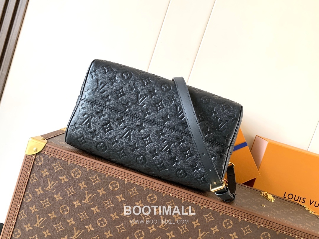 Louis Vuitton Speedy Soft 30 Monogram Empreinte Leather Top Handle Shoulder Bag with Lock Detail 루이비통 스피디 소프트 30 모노그램 앙프렝뜨 레더 락장식 숄더 토트백 M11323 30cm 4