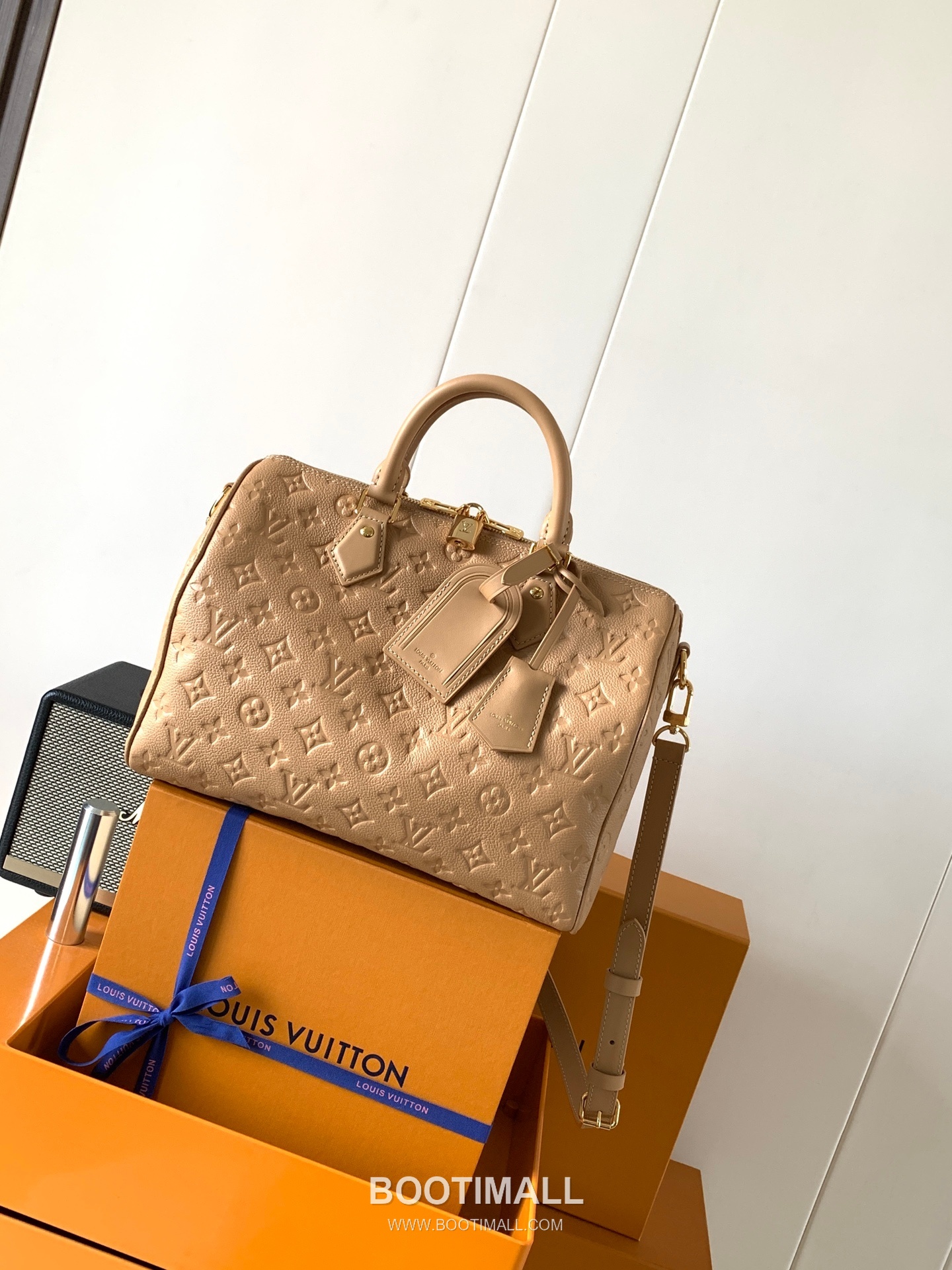 Louis Vuitton Speedy Soft 30 Monogram Empreinte Leather Top Handle Shoulder Bag with Lock Detail 루이비통 스피디 소프트 30 모노그램 앙프렝뜨 레더 락장식 숄더 토트백 M11323 30cm 1