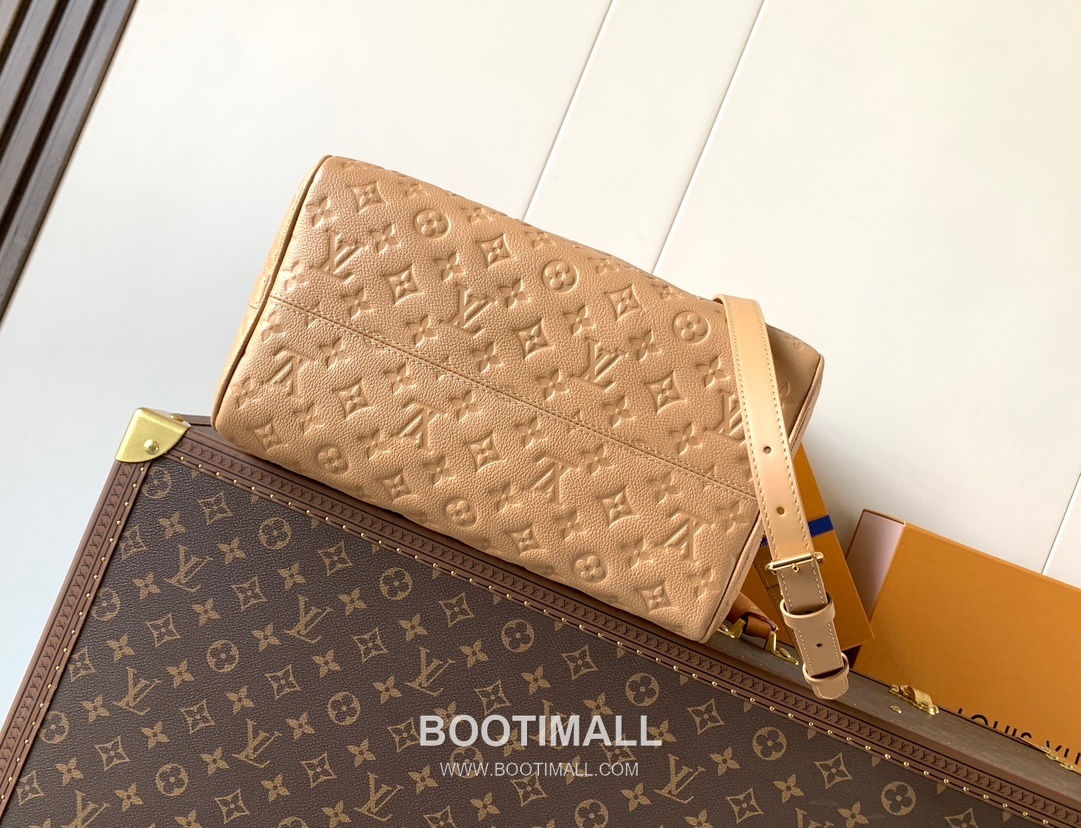Louis Vuitton Speedy Soft 30 Monogram Empreinte Leather Top Handle Shoulder Bag with Lock Detail 루이비통 스피디 소프트 30 모노그램 앙프렝뜨 레더 락장식 숄더 토트백 M11323 30cm 5