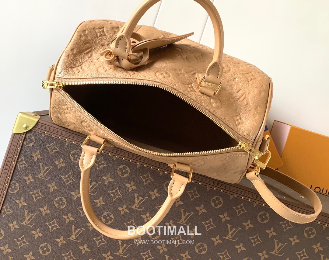 Louis Vuitton Speedy Soft 30 Monogram Empreinte Leather Top Handle Shoulder Bag with Lock Detail 루이비통 스피디 소프트 30 모노그램 앙프렝뜨 레더 락장식 숄더 토트백 M11323 30cm 9