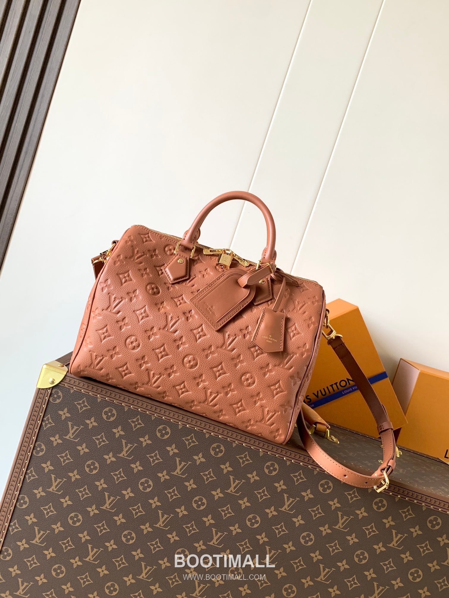 Louis Vuitton Speedy Soft 30 Monogram Empreinte Leather Top Handle Shoulder Bag with Lock Detail 루이비통 스피디 소프트 30 모노그램 앙프렝뜨 레더 락장식 숄더 토트백 M11323 30cm 2