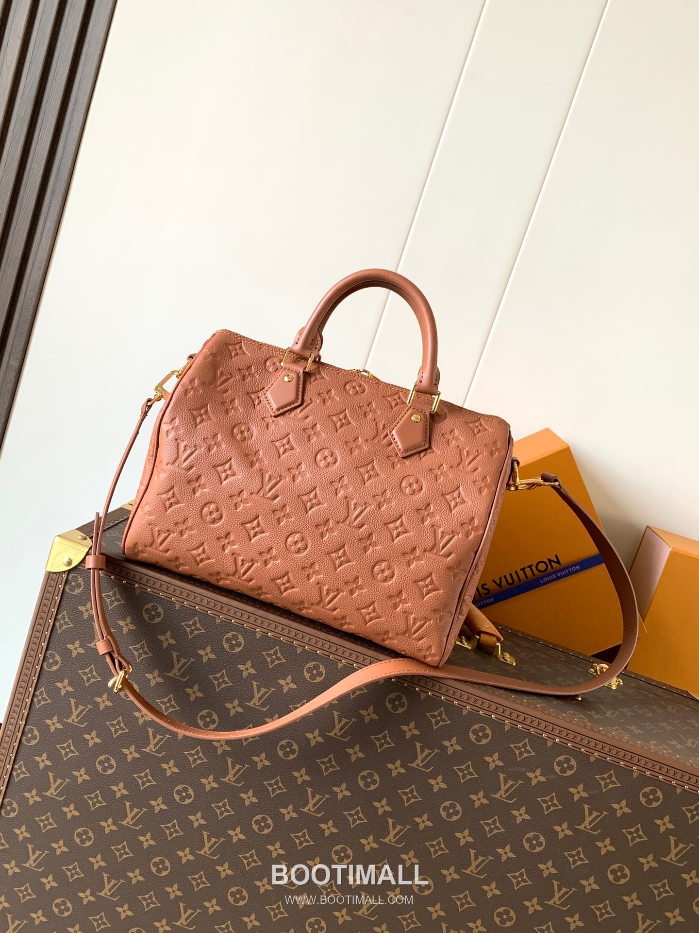 Louis Vuitton Speedy Soft 30 Monogram Empreinte Leather Top Handle Shoulder Bag with Lock Detail 루이비통 스피디 소프트 30 모노그램 앙프렝뜨 레더 락장식 숄더 토트백 M11323 30cm 4