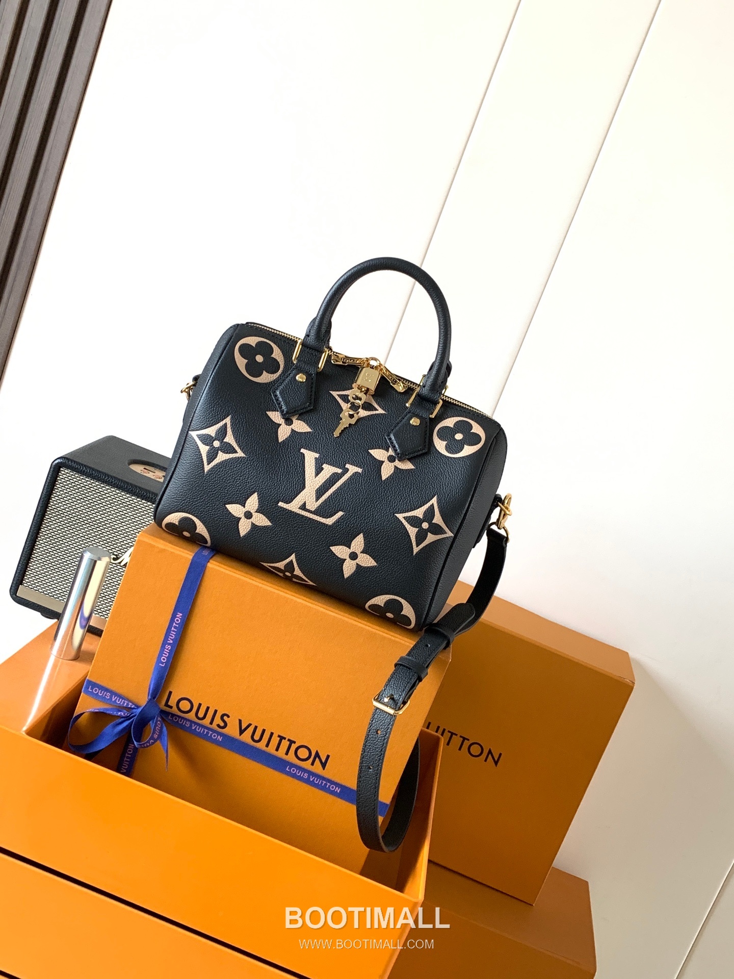 Louis Vuitton Speedy Bandouliere 25 Monogram Empreinte Leather Top Handle Shoulder Bag with Lock Detail 루이비통 스피디 반둘리에 25 모노그램 앙프렝뜨 레더 락장식 숄더 토트백 M58947 25cm 1