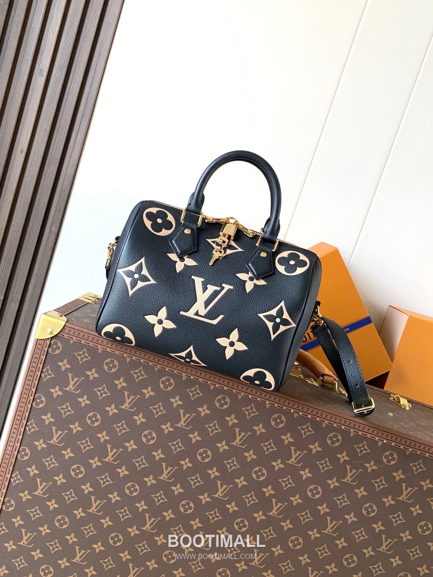 Louis Vuitton Speedy Bandouliere 25 Monogram Empreinte Leather Top Handle Shoulder Bag with Lock Detail 루이비통 스피디 반둘리에 25 모노그램 앙프렝뜨 레더 락장식 숄더 토트백 M58947 25cm 2