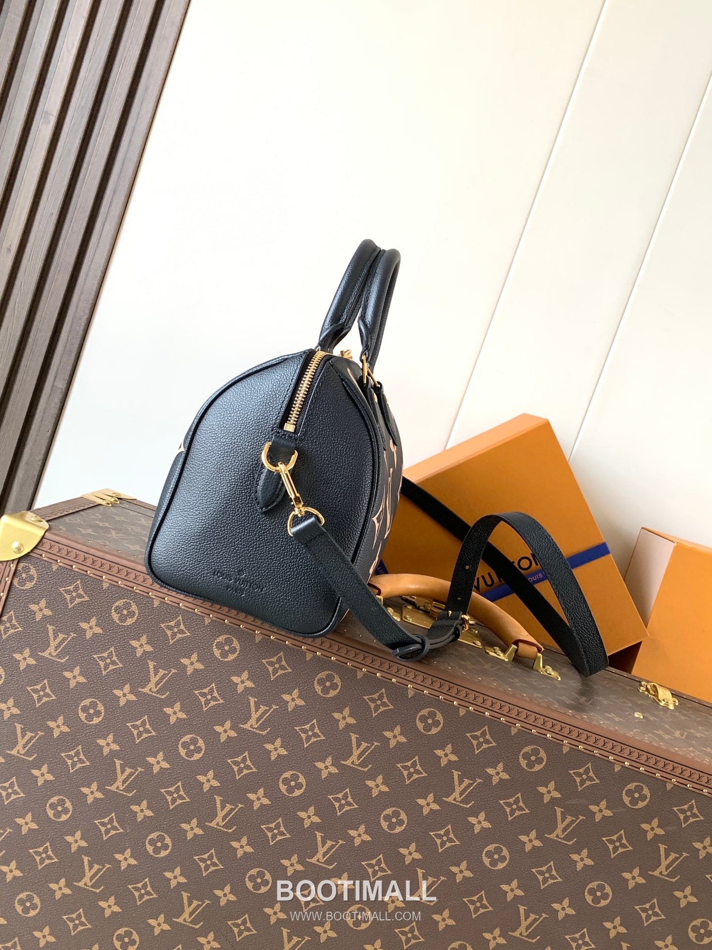 Louis Vuitton Speedy Bandouliere 25 Monogram Empreinte Leather Top Handle Shoulder Bag with Lock Detail 루이비통 스피디 반둘리에 25 모노그램 앙프렝뜨 레더 락장식 숄더 토트백 M58947 25cm 3