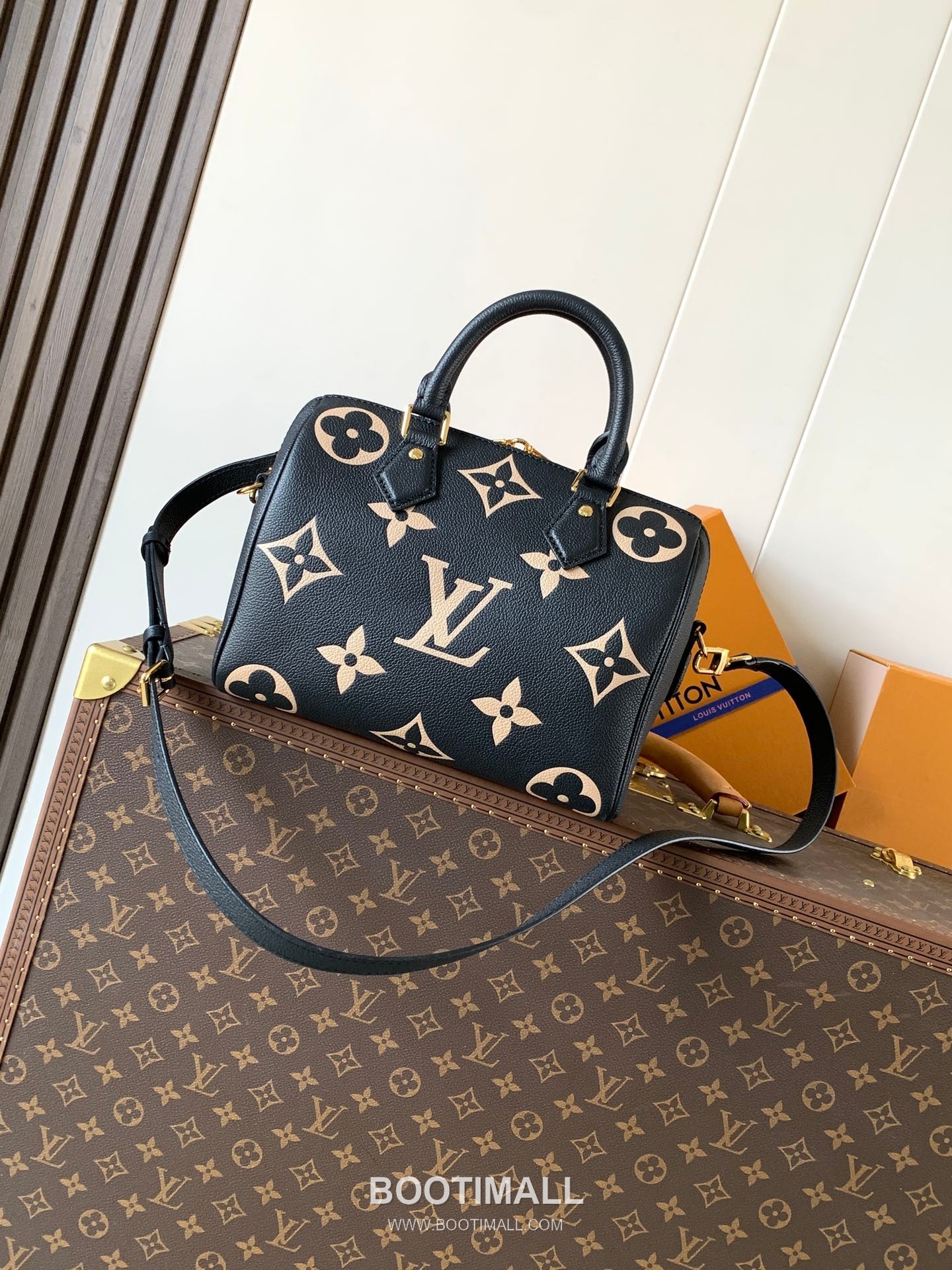 Louis Vuitton Speedy Bandouliere 25 Monogram Empreinte Leather Top Handle Shoulder Bag with Lock Detail 루이비통 스피디 반둘리에 25 모노그램 앙프렝뜨 레더 락장식 숄더 토트백 M58947 25cm 4