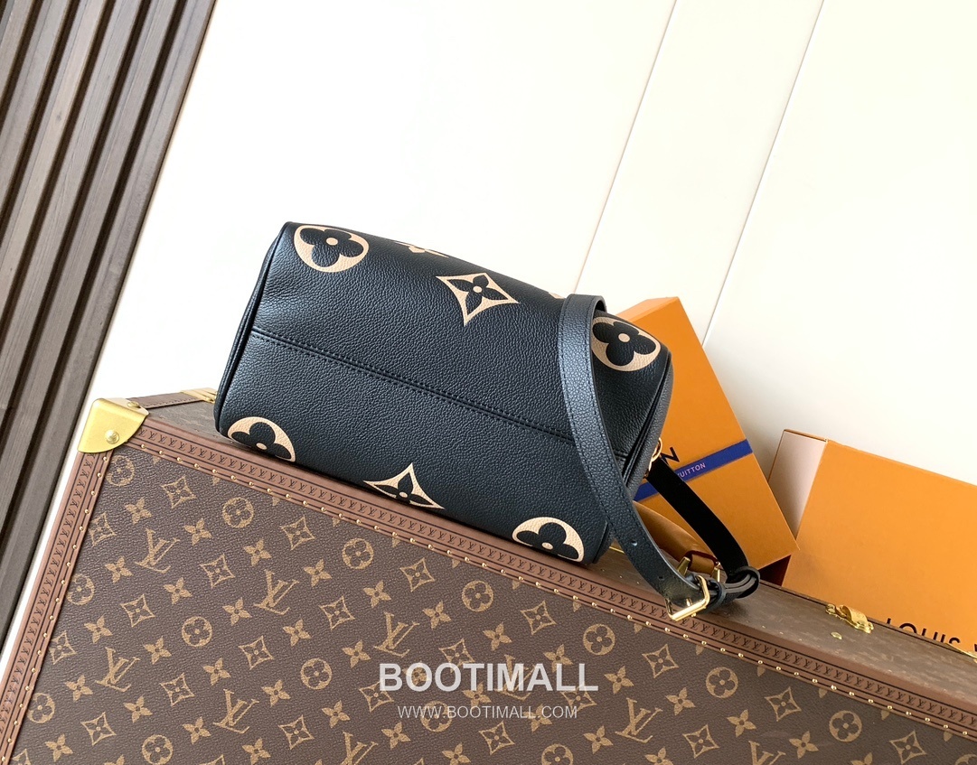 Louis Vuitton Speedy Bandouliere 25 Monogram Empreinte Leather Top Handle Shoulder Bag with Lock Detail 루이비통 스피디 반둘리에 25 모노그램 앙프렝뜨 레더 락장식 숄더 토트백 M58947 25cm 5
