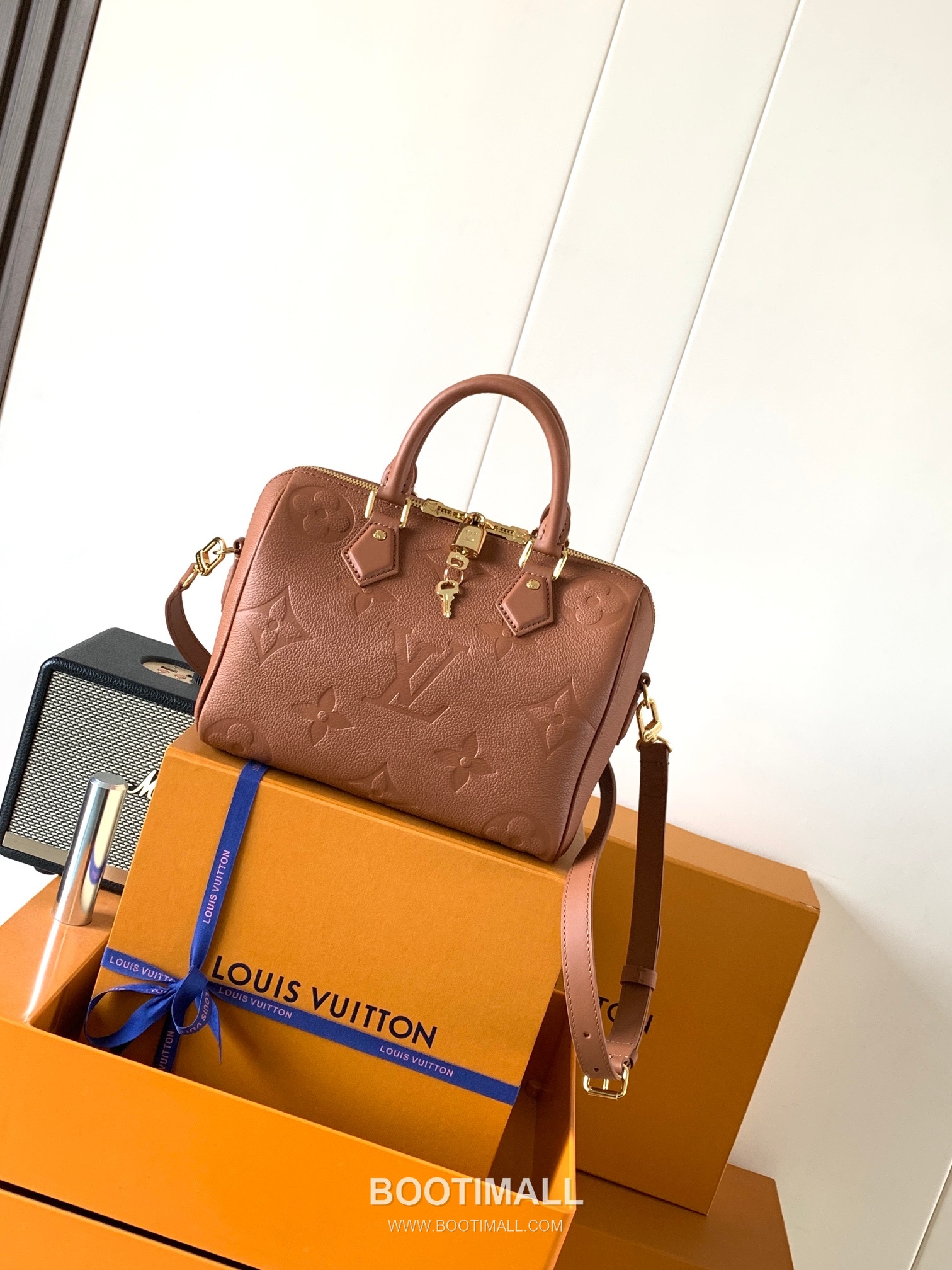 Louis Vuitton Speedy Bandouliere 25 Monogram Empreinte Leather Top Handle Shoulder Bag with Lock Detail 루이비통 스피디 반둘리에 25 모노그램 앙프렝뜨 레더 락장식 숄더 토트백 M58947 25cm 1