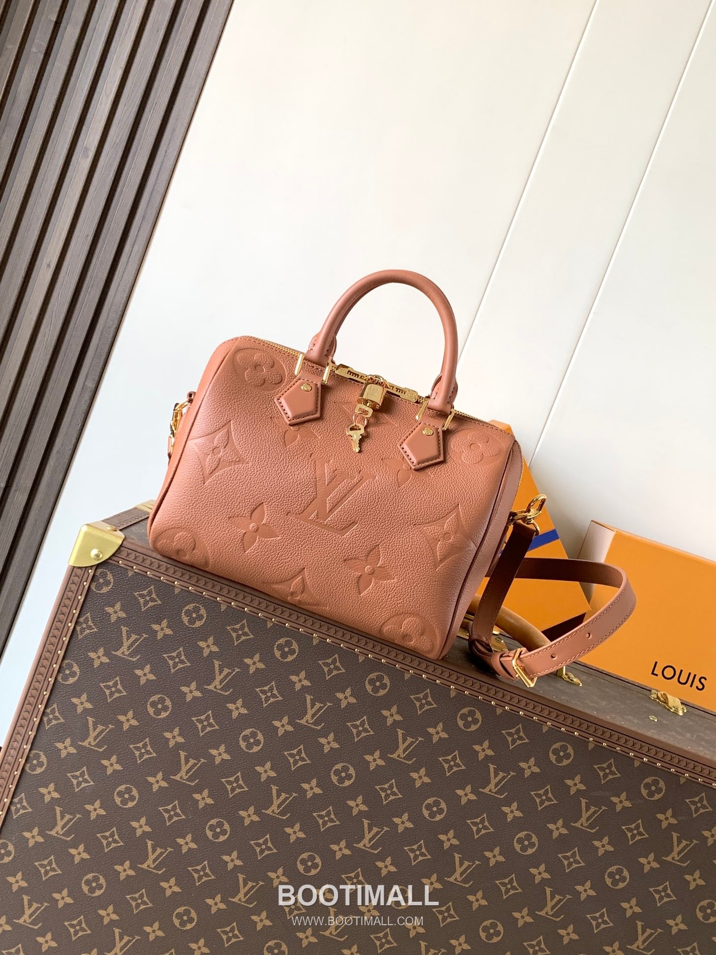 Louis Vuitton Speedy Bandouliere 25 Monogram Empreinte Leather Top Handle Shoulder Bag with Lock Detail 루이비통 스피디 반둘리에 25 모노그램 앙프렝뜨 레더 락장식 숄더 토트백 M58947 25cm 2