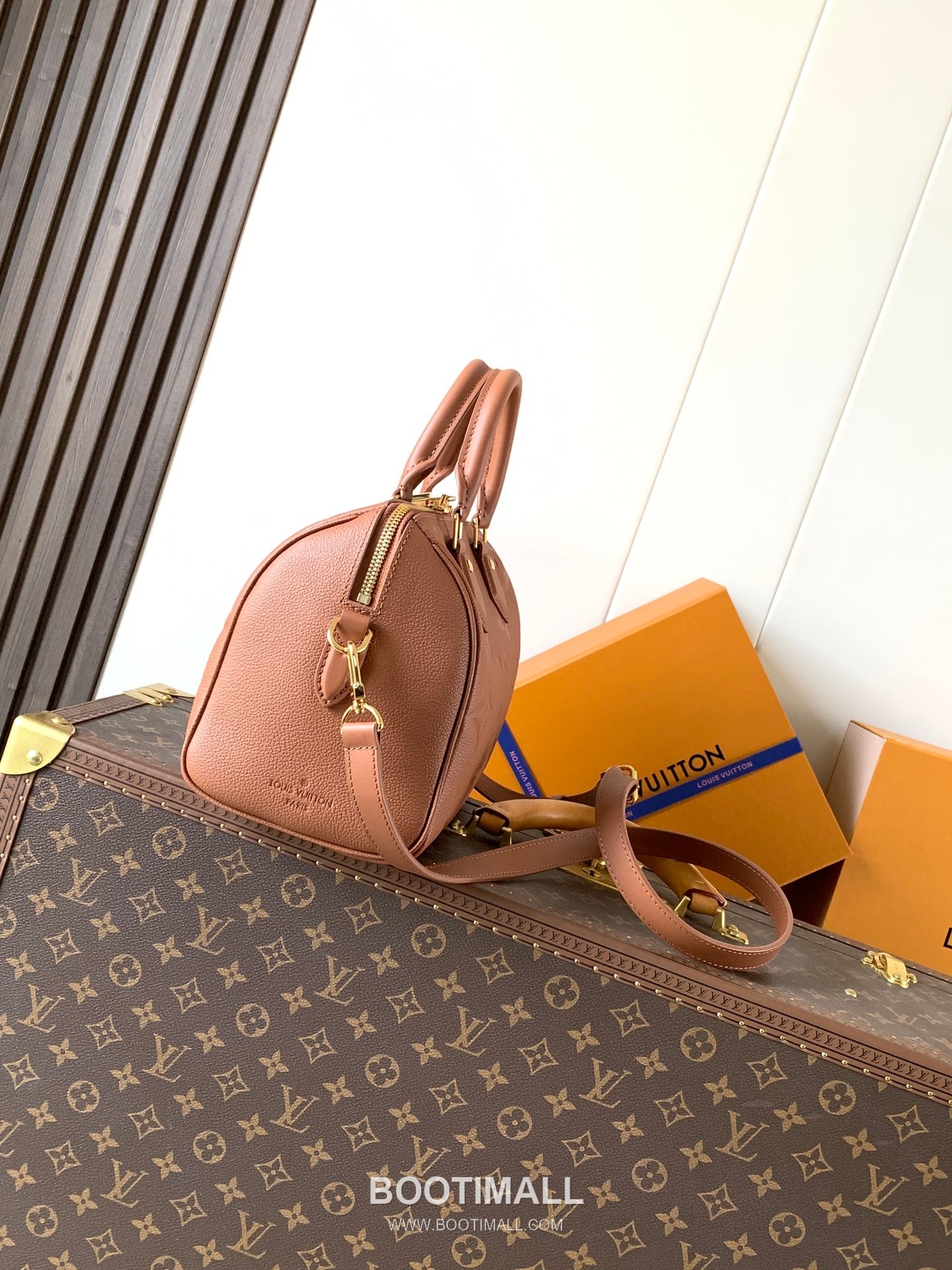 Louis Vuitton Speedy Bandouliere 25 Monogram Empreinte Leather Top Handle Shoulder Bag with Lock Detail 루이비통 스피디 반둘리에 25 모노그램 앙프렝뜨 레더 락장식 숄더 토트백 M58947 25cm 3