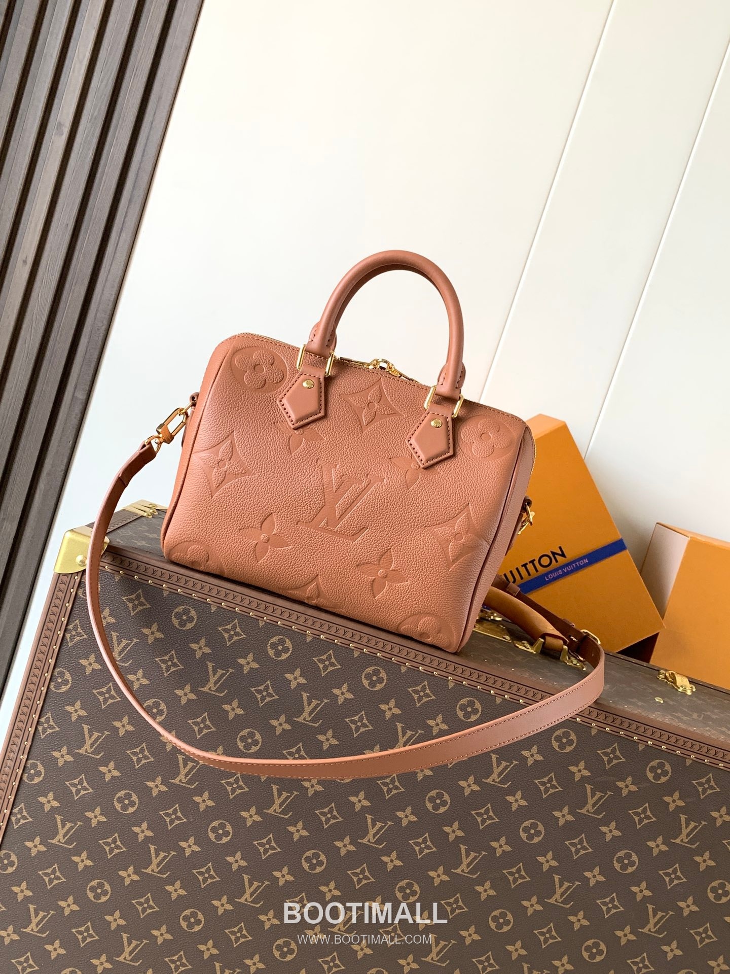 Louis Vuitton Speedy Bandouliere 25 Monogram Empreinte Leather Top Handle Shoulder Bag with Lock Detail 루이비통 스피디 반둘리에 25 모노그램 앙프렝뜨 레더 락장식 숄더 토트백 M58947 25cm 4