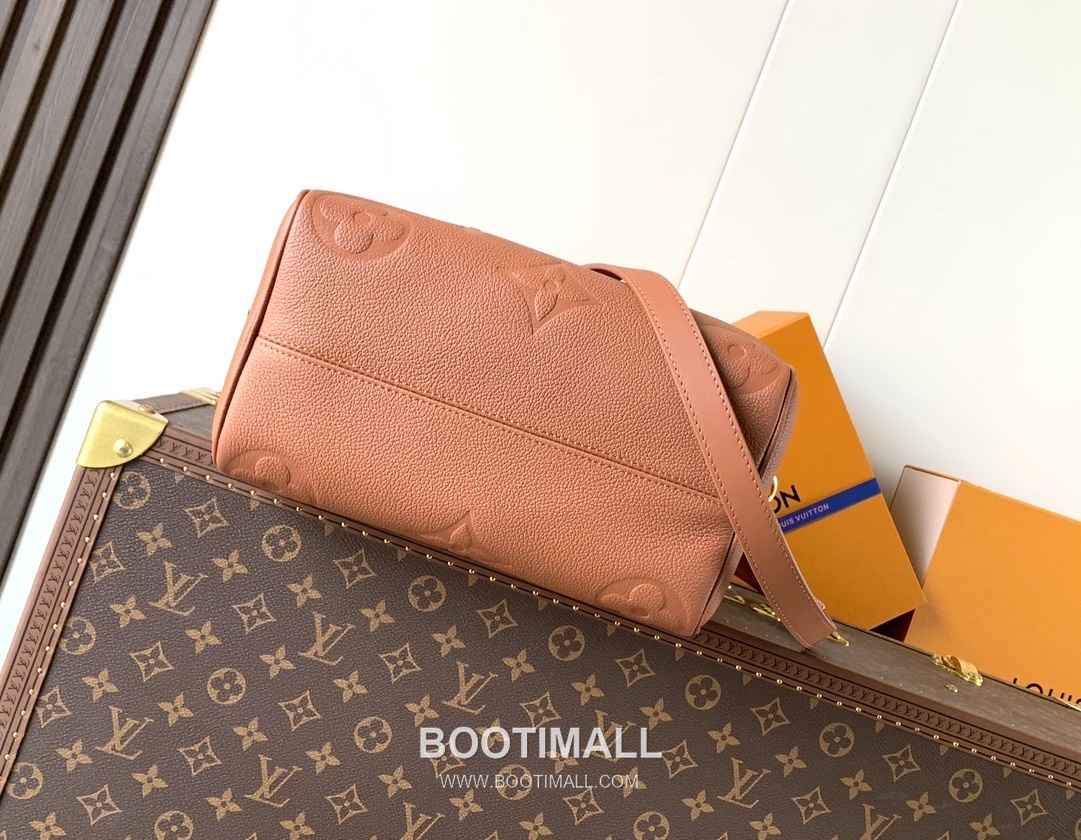 Louis Vuitton Speedy Bandouliere 25 Monogram Empreinte Leather Top Handle Shoulder Bag with Lock Detail 루이비통 스피디 반둘리에 25 모노그램 앙프렝뜨 레더 락장식 숄더 토트백 M58947 25cm 5