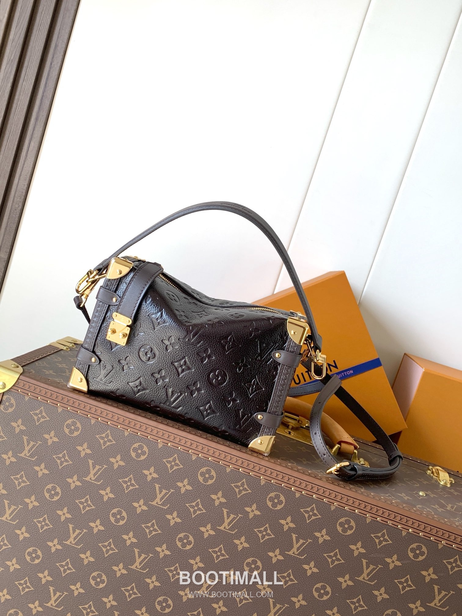 Louis Vuitton Side Trunk Medium Monogram Saga Calfskin Leather Crossbody Bag with S-Lock Detail 루이비통 사이드 트렁크 미디엄 모노그램 사가 카프스킨 S락 크로스백 M26304 23.5cm 2
