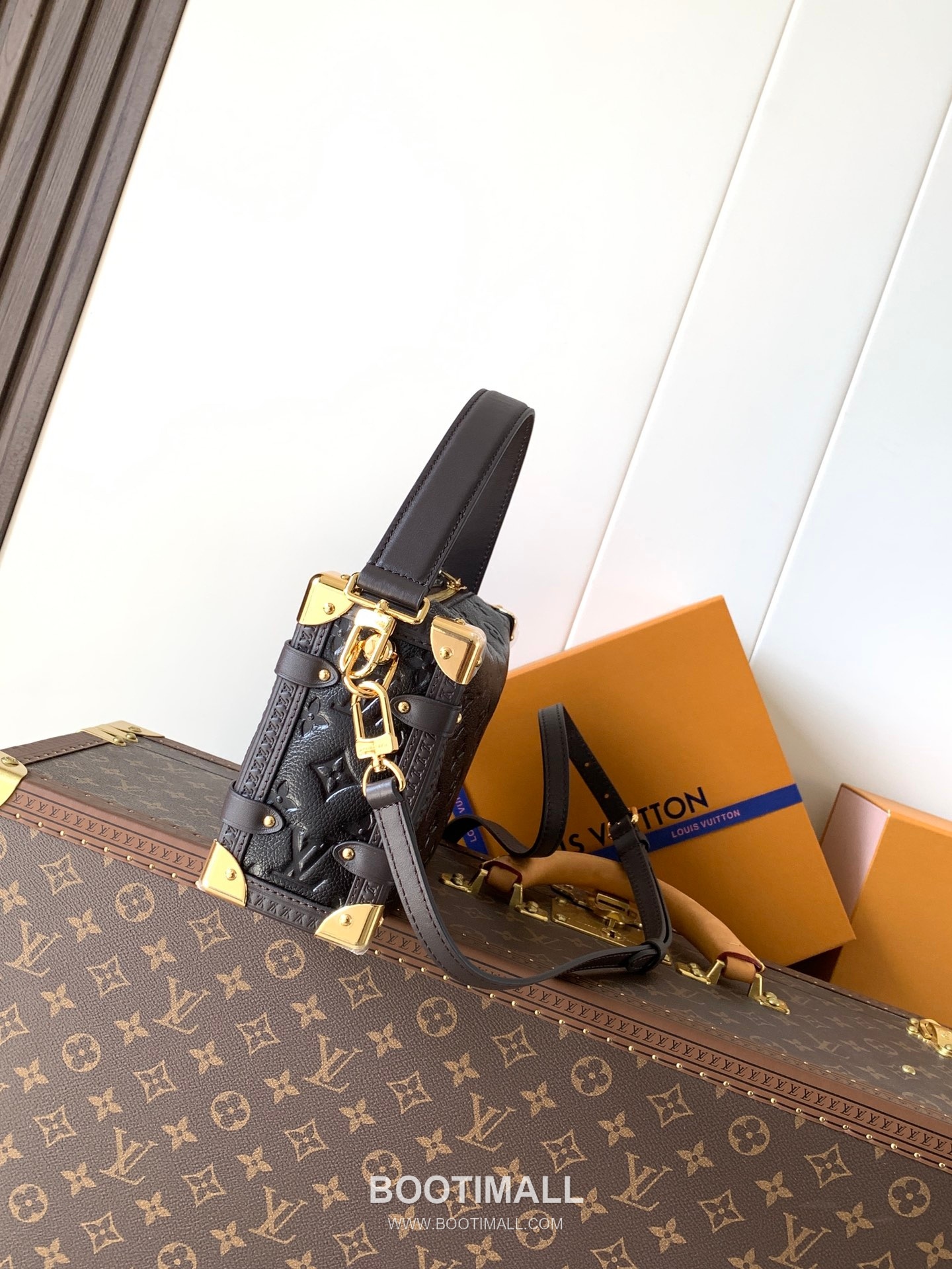 Louis Vuitton Side Trunk Medium Monogram Saga Calfskin Leather Crossbody Bag with S-Lock Detail 루이비통 사이드 트렁크 미디엄 모노그램 사가 카프스킨 S락 크로스백 M26304 23.5cm 3
