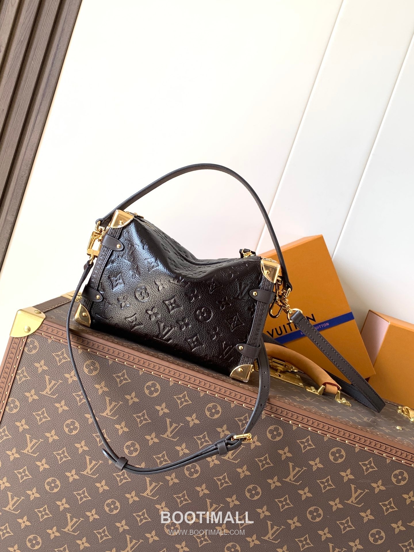 Louis Vuitton Side Trunk Medium Monogram Saga Calfskin Leather Crossbody Bag with S-Lock Detail 루이비통 사이드 트렁크 미디엄 모노그램 사가 카프스킨 S락 크로스백 M26304 23.5cm 4