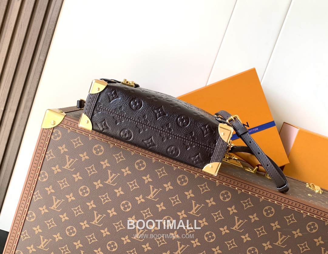 Louis Vuitton Side Trunk Medium Monogram Saga Calfskin Leather Crossbody Bag with S-Lock Detail 루이비통 사이드 트렁크 미디엄 모노그램 사가 카프스킨 S락 크로스백 M26304 23.5cm 5