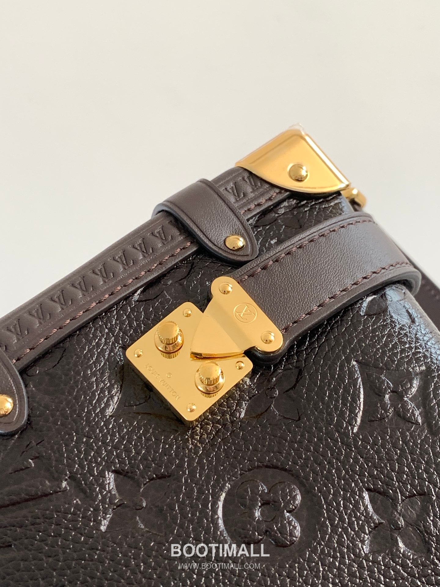 Louis Vuitton Side Trunk Medium Monogram Saga Calfskin Leather Crossbody Bag with S-Lock Detail 루이비통 사이드 트렁크 미디엄 모노그램 사가 카프스킨 S락 크로스백 M26304 23.5cm 6